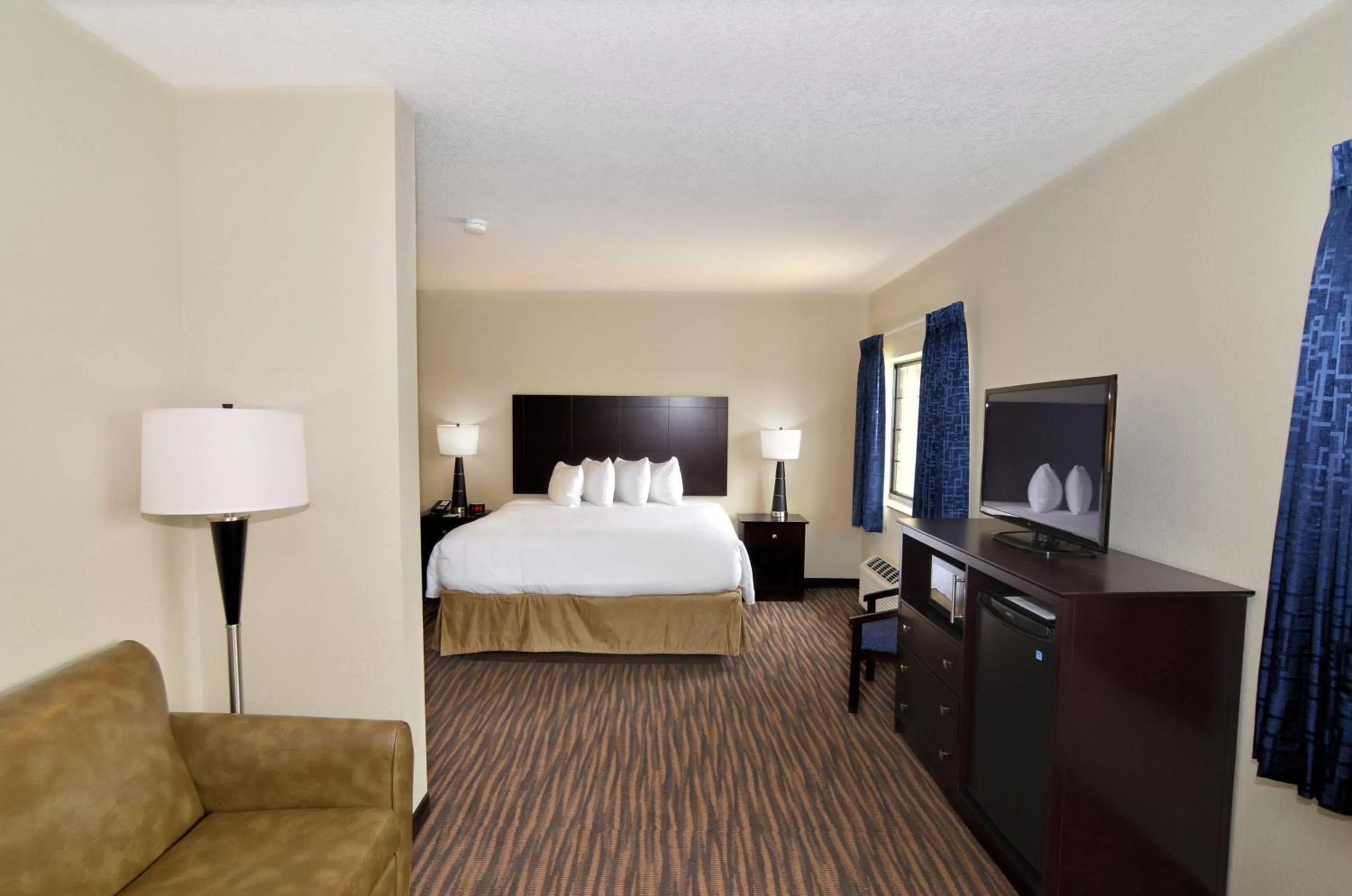 Bed in Cobblestone Inn & Suites - Holstein