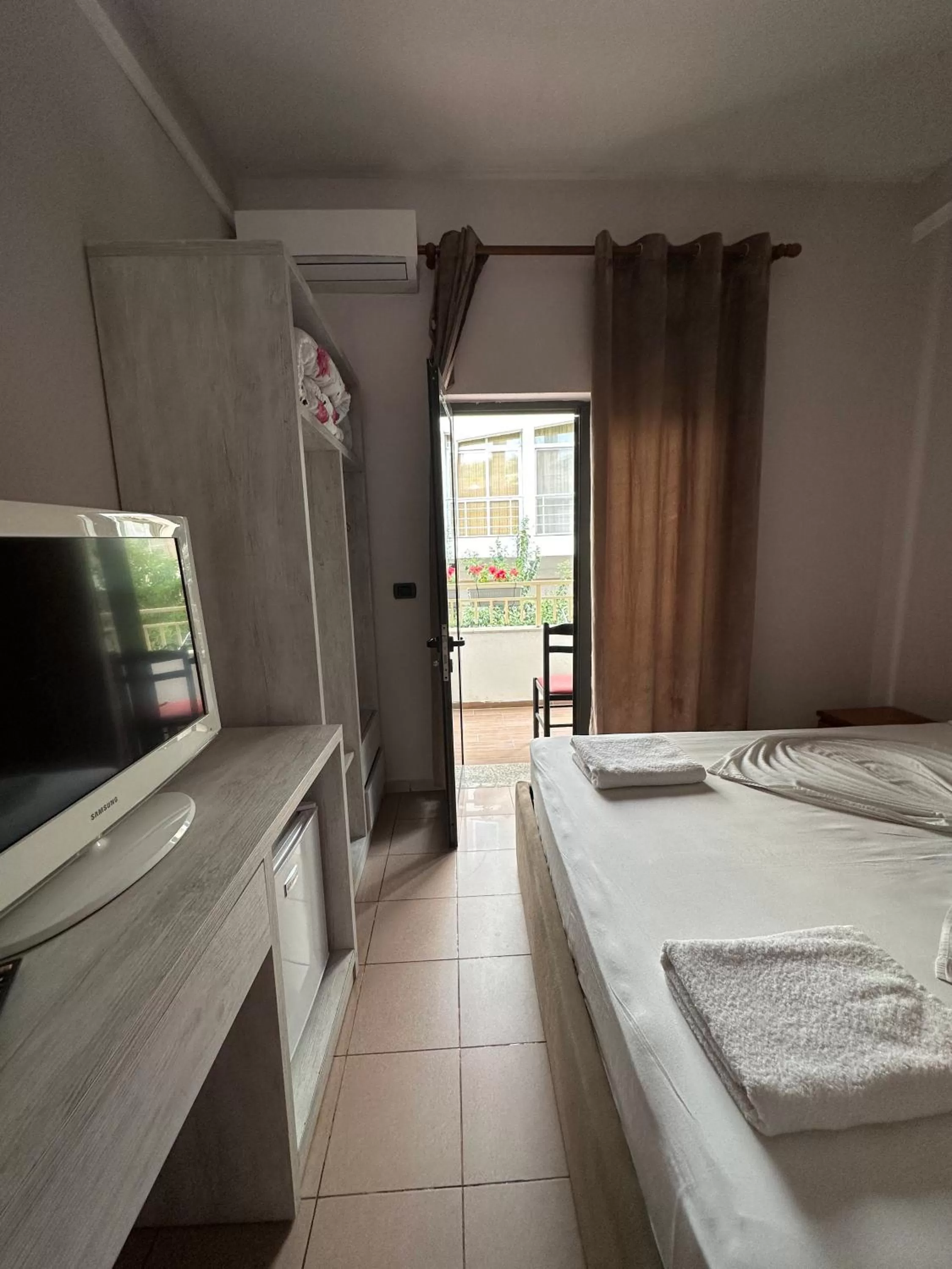 Bed, TV/Entertainment Center in Seashell Beach Rooms