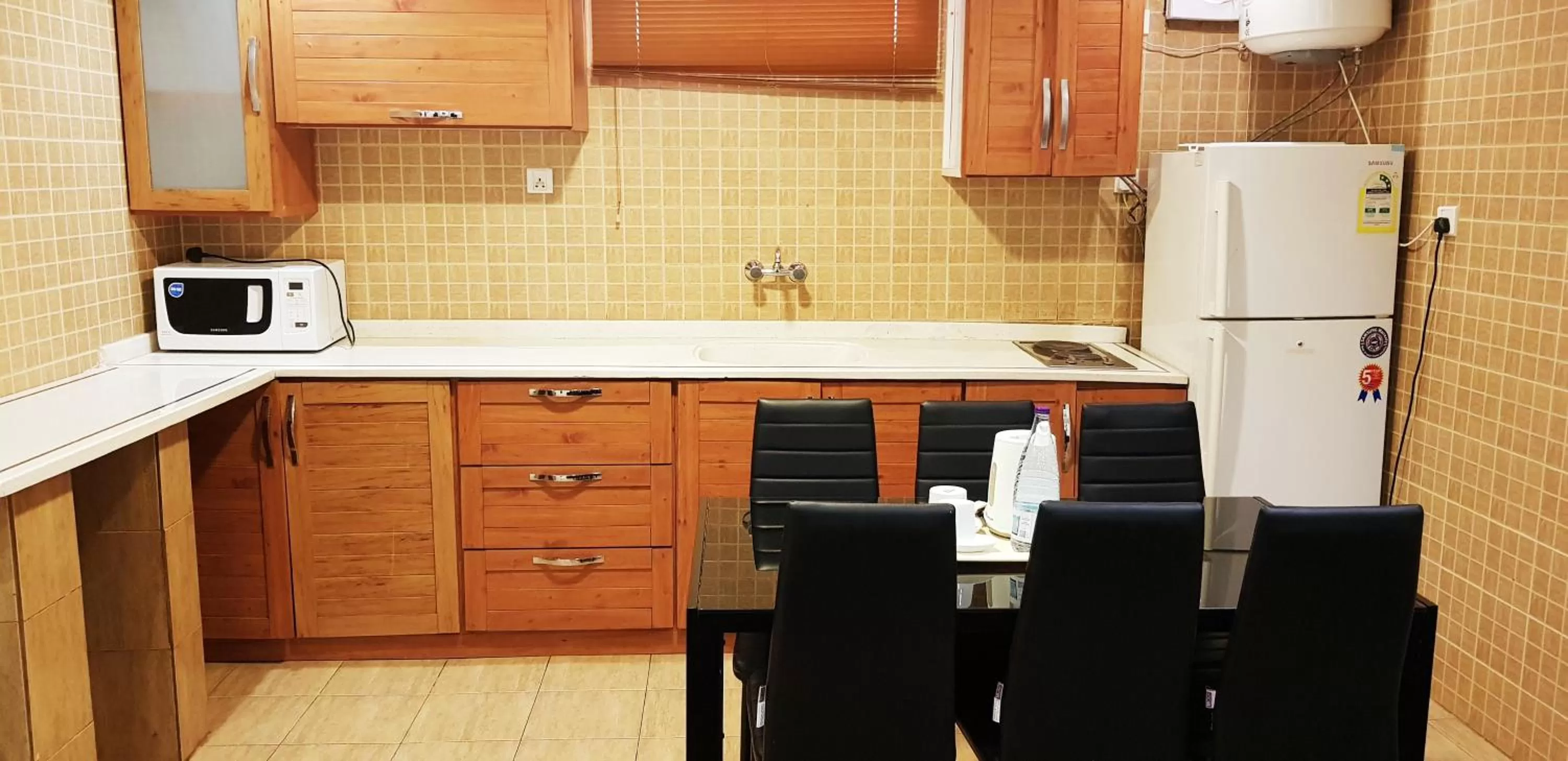 Kitchen/Kitchenette in Manazel Al Hamra Apartment 2