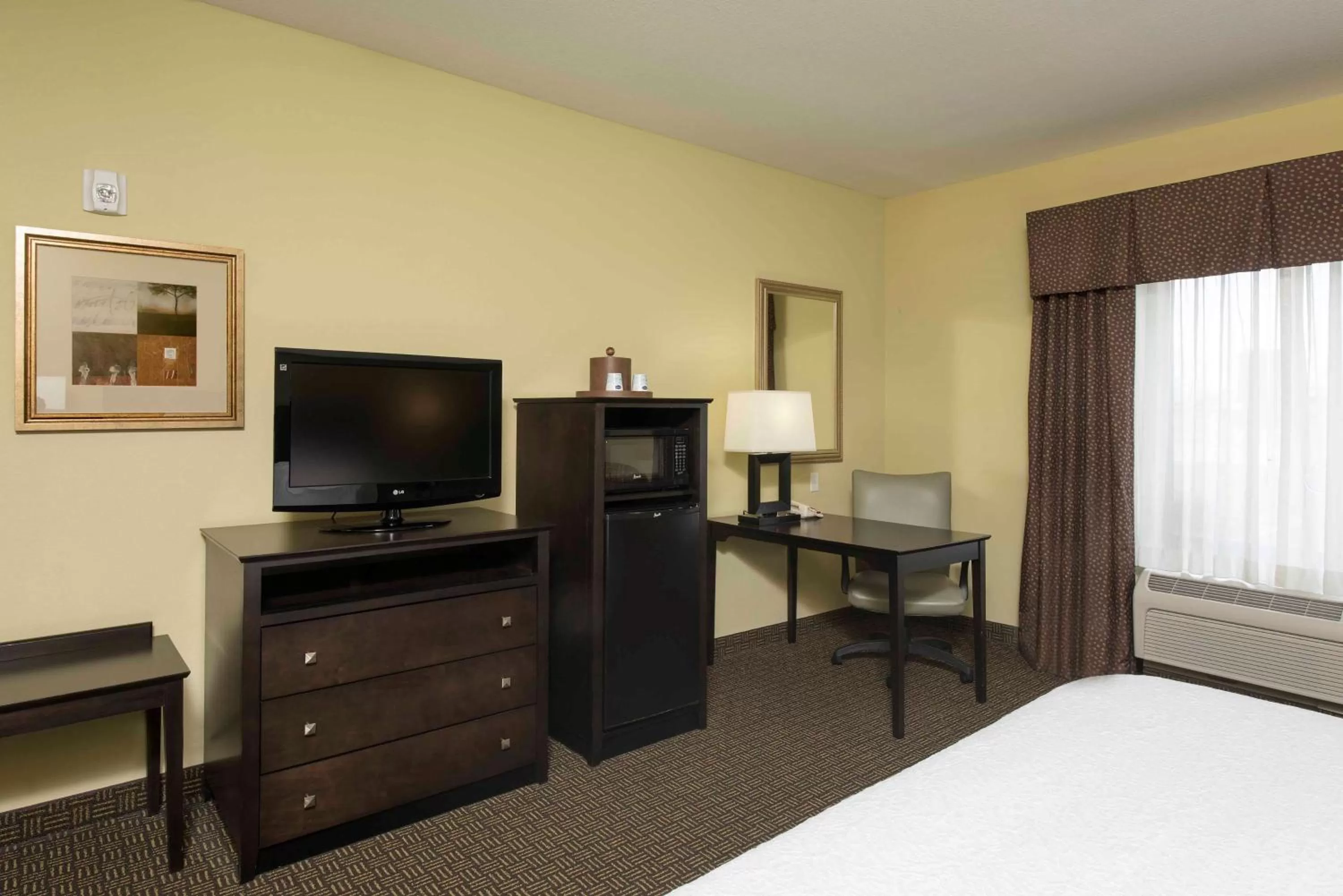 Bed in Hampton Inn & Suites Danville