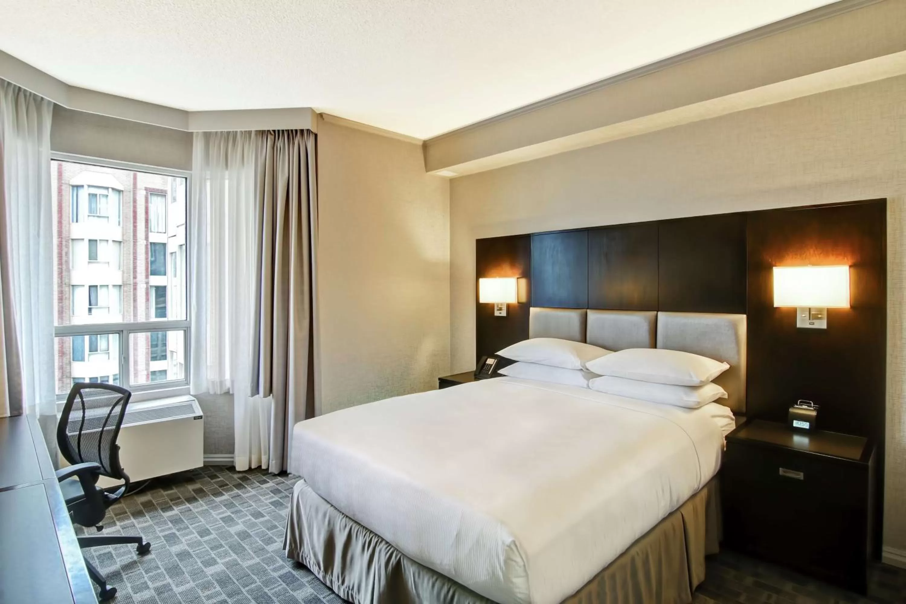 Bedroom, Bed in DoubleTree by Hilton Toronto Downtown