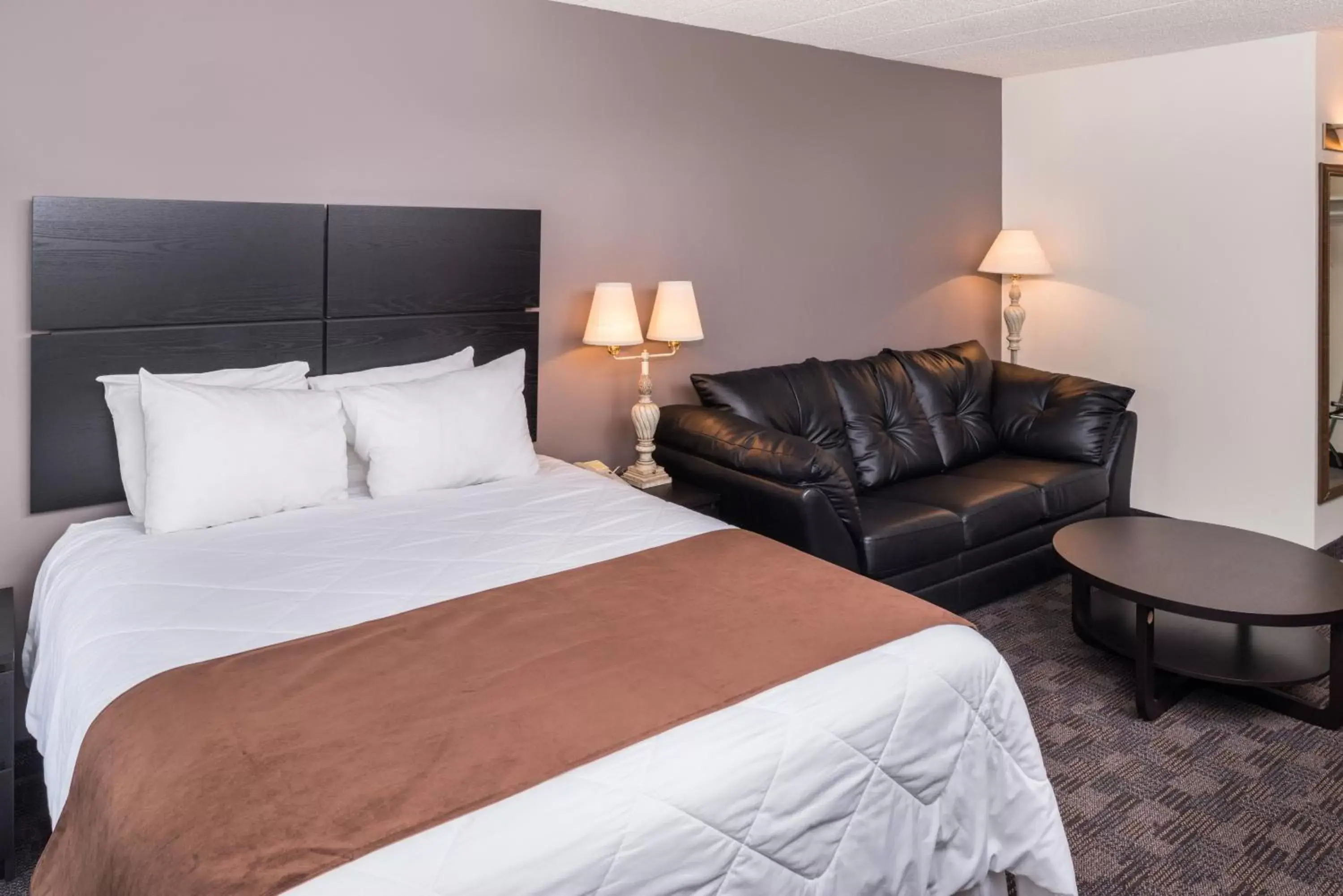 Deluxe Queen Room with Sofa Bed in Days Inn by Wyndham Sudbury & Conference Centre Deluxe Queen Room with Sofa Bed in Days Inn by Wyndham Sudbury & Conference Centre