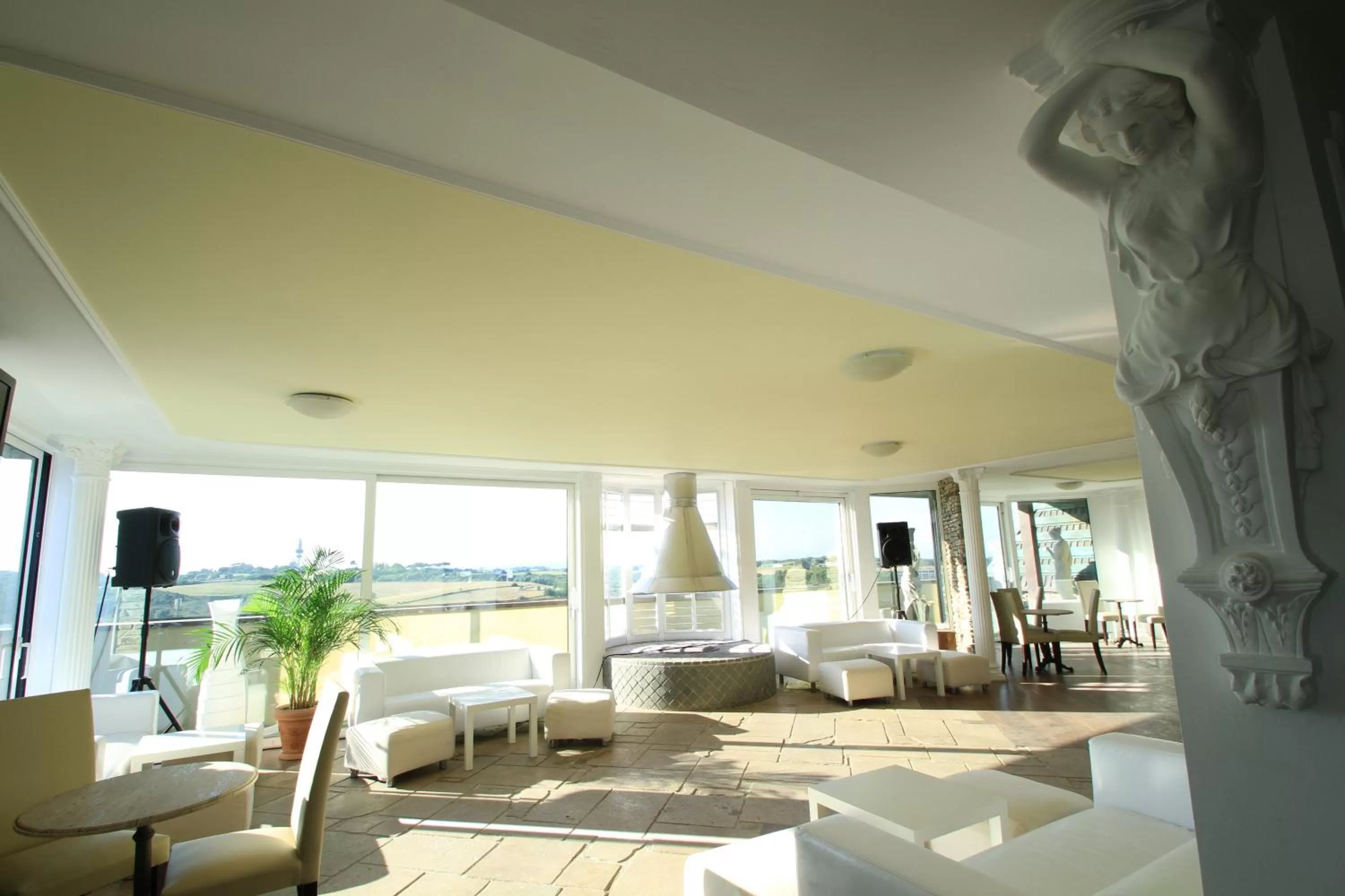 Restaurant/places to eat in Grand Hotel Colony