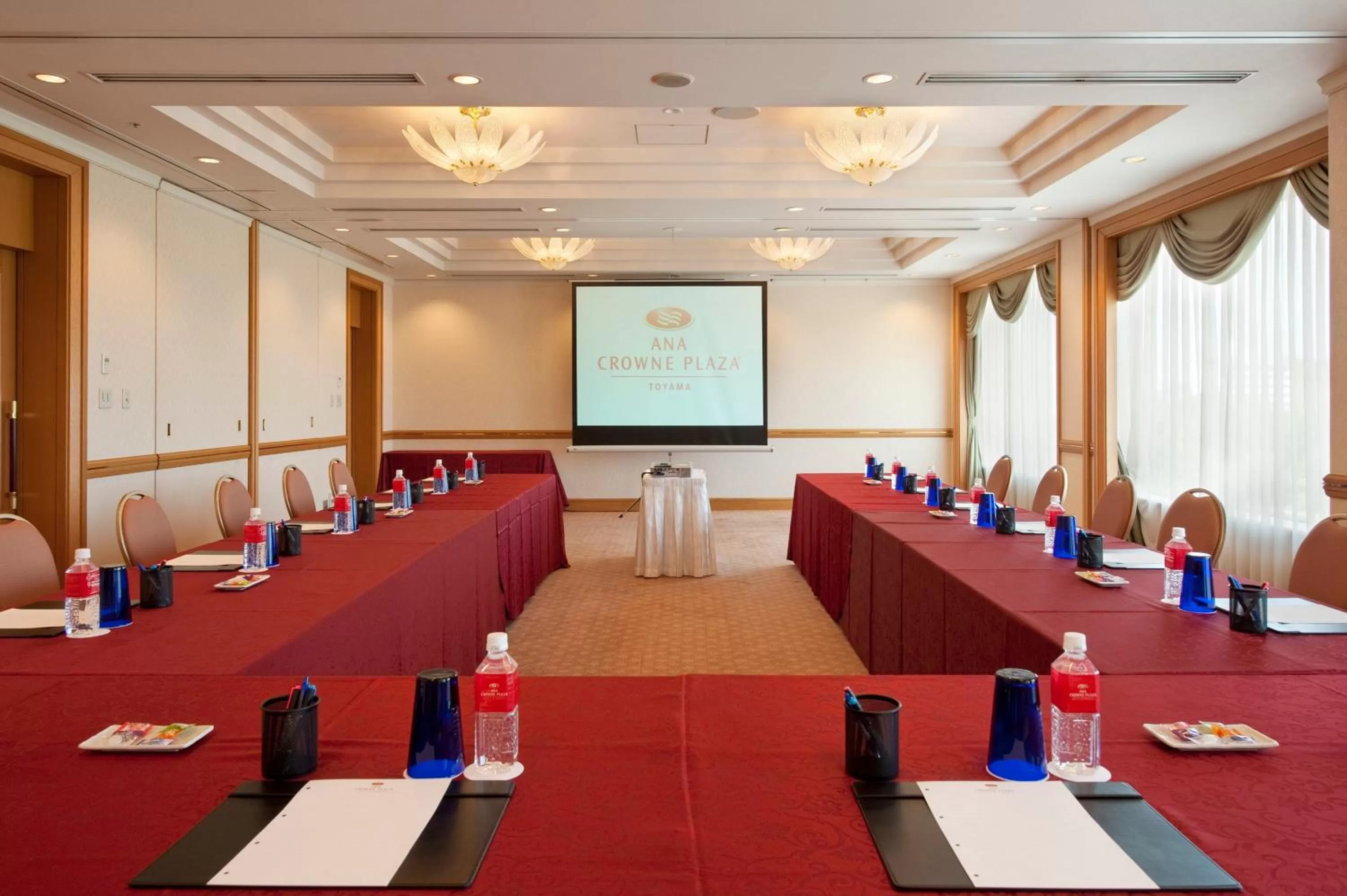 Meeting/conference room in ANA Crowne Plaza Toyama by IHG
