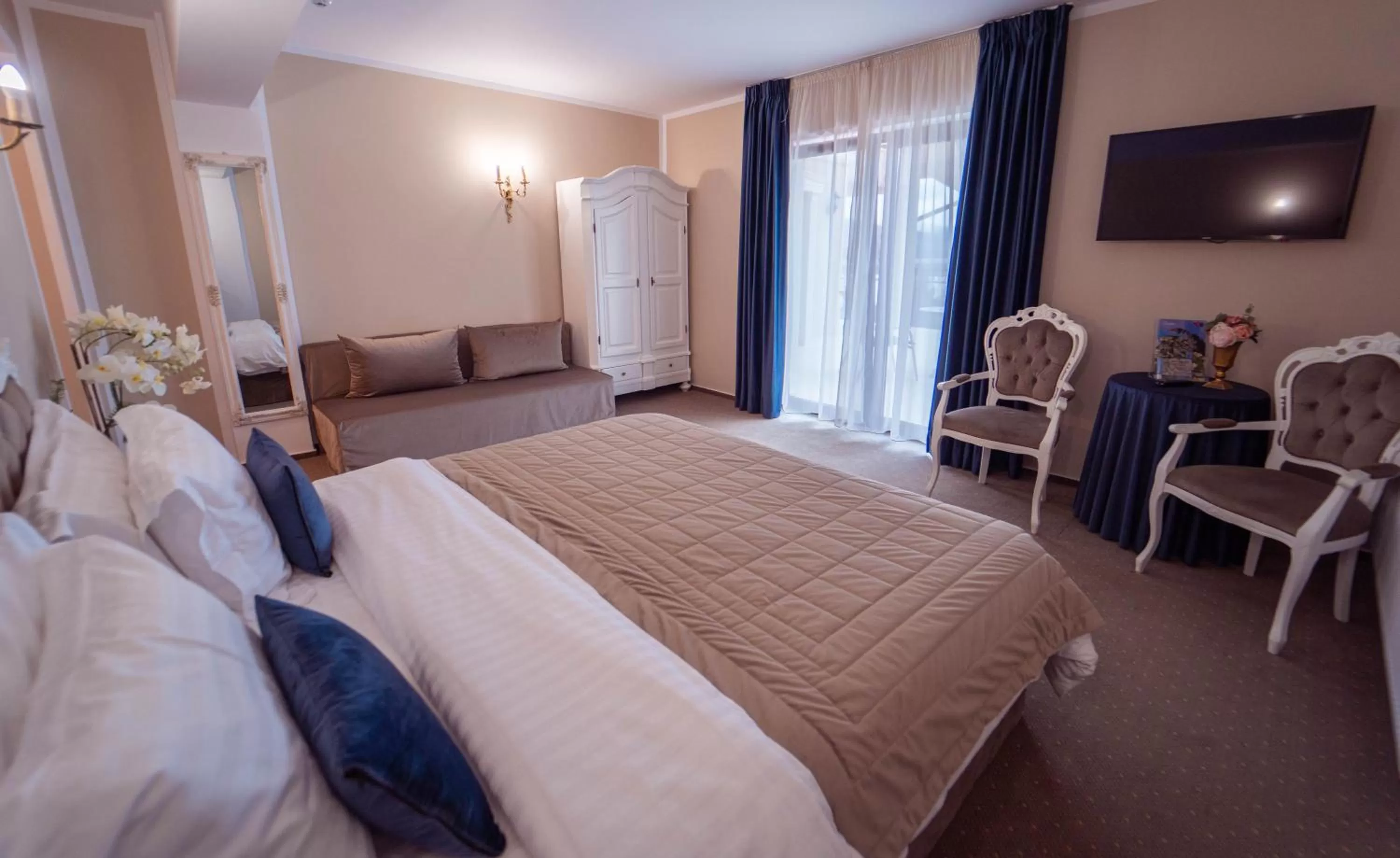 Photo of the whole room, Bed in Gradinile Romane