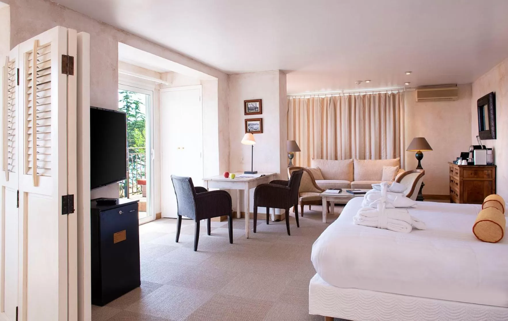 Bathroom, Bed in Best Western Premier Montfleuri