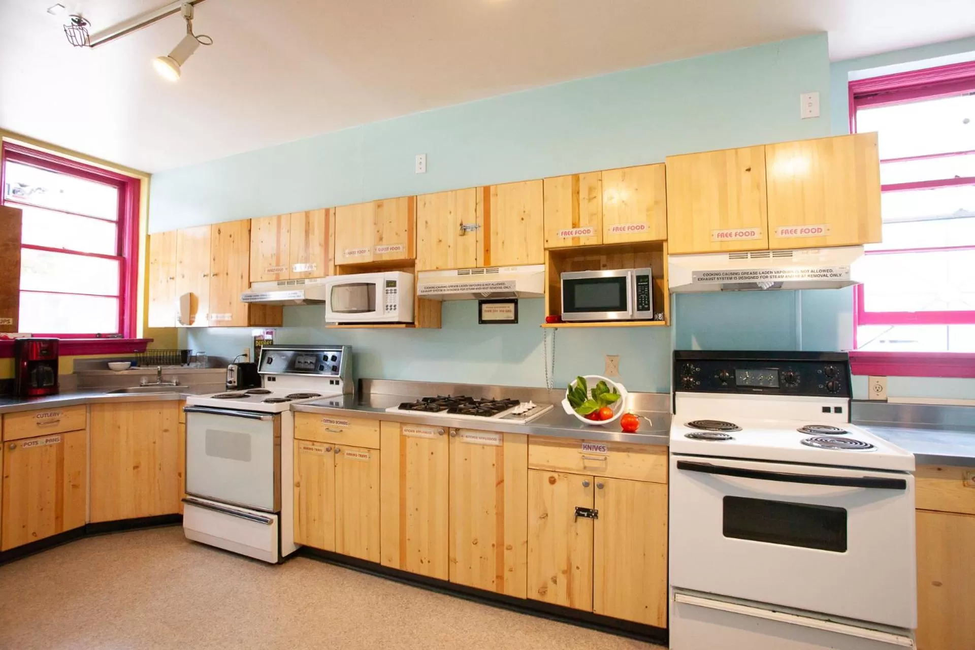 Communal kitchen in Ocean Island Inn | Backpackers | Suites