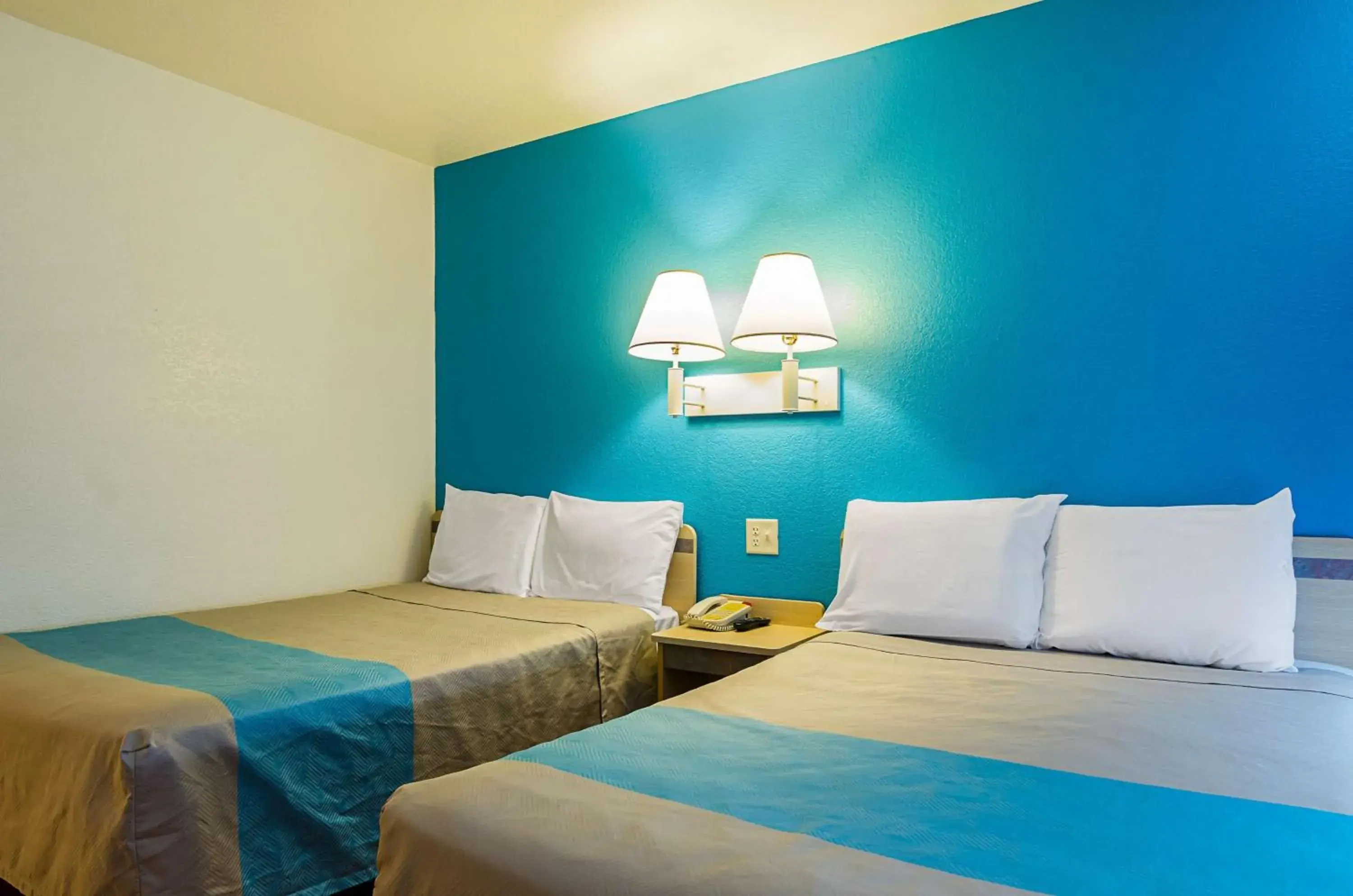 Deluxe Quadruple Room - single occupancy - Non-Smoking in Motel 6-Mitchell, SD Deluxe Quadruple Room - single occupancy - Non-Smoking in Motel 6-Mitchell, SD