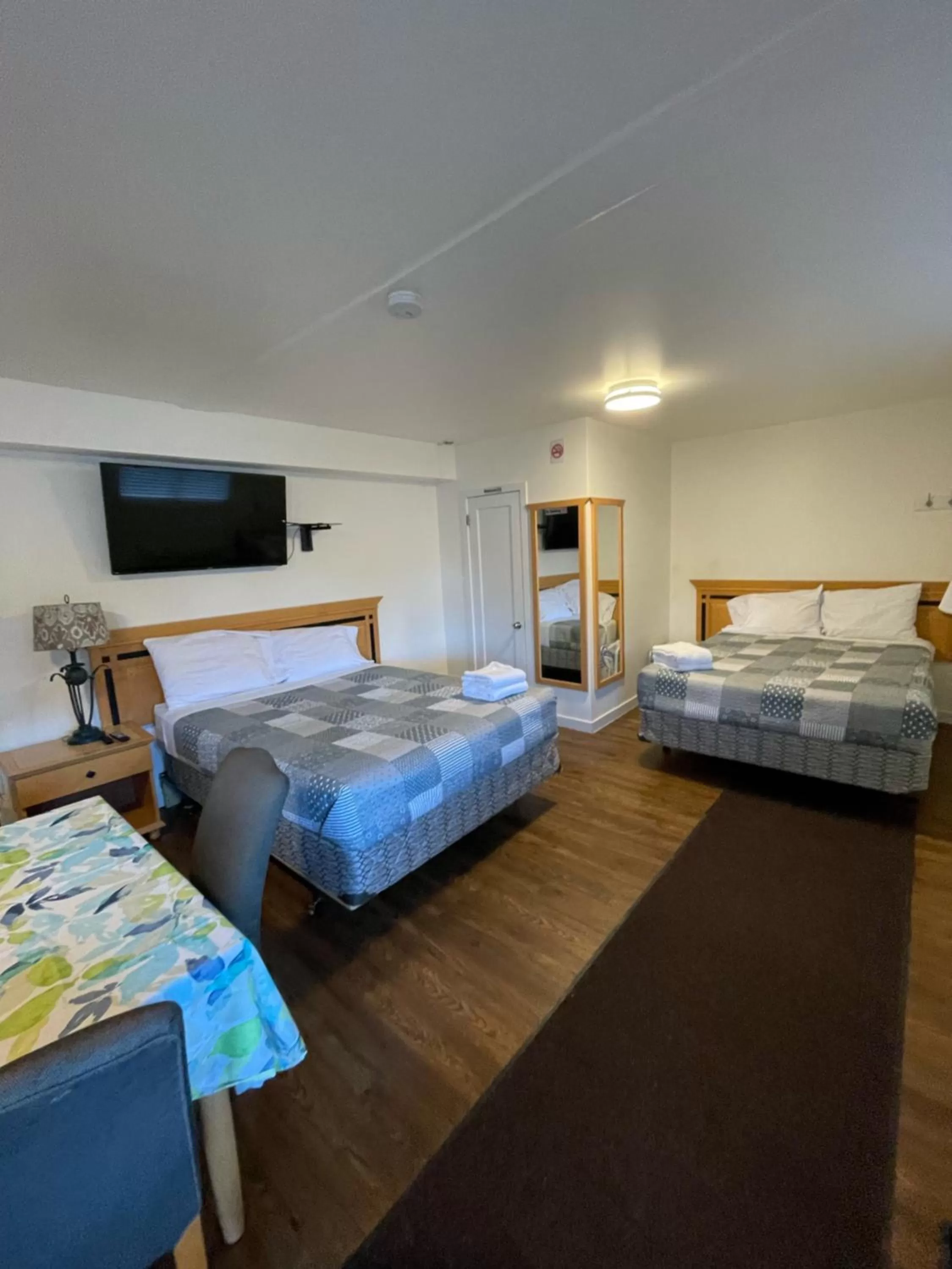 Bedroom, Bed in Sunset Motel