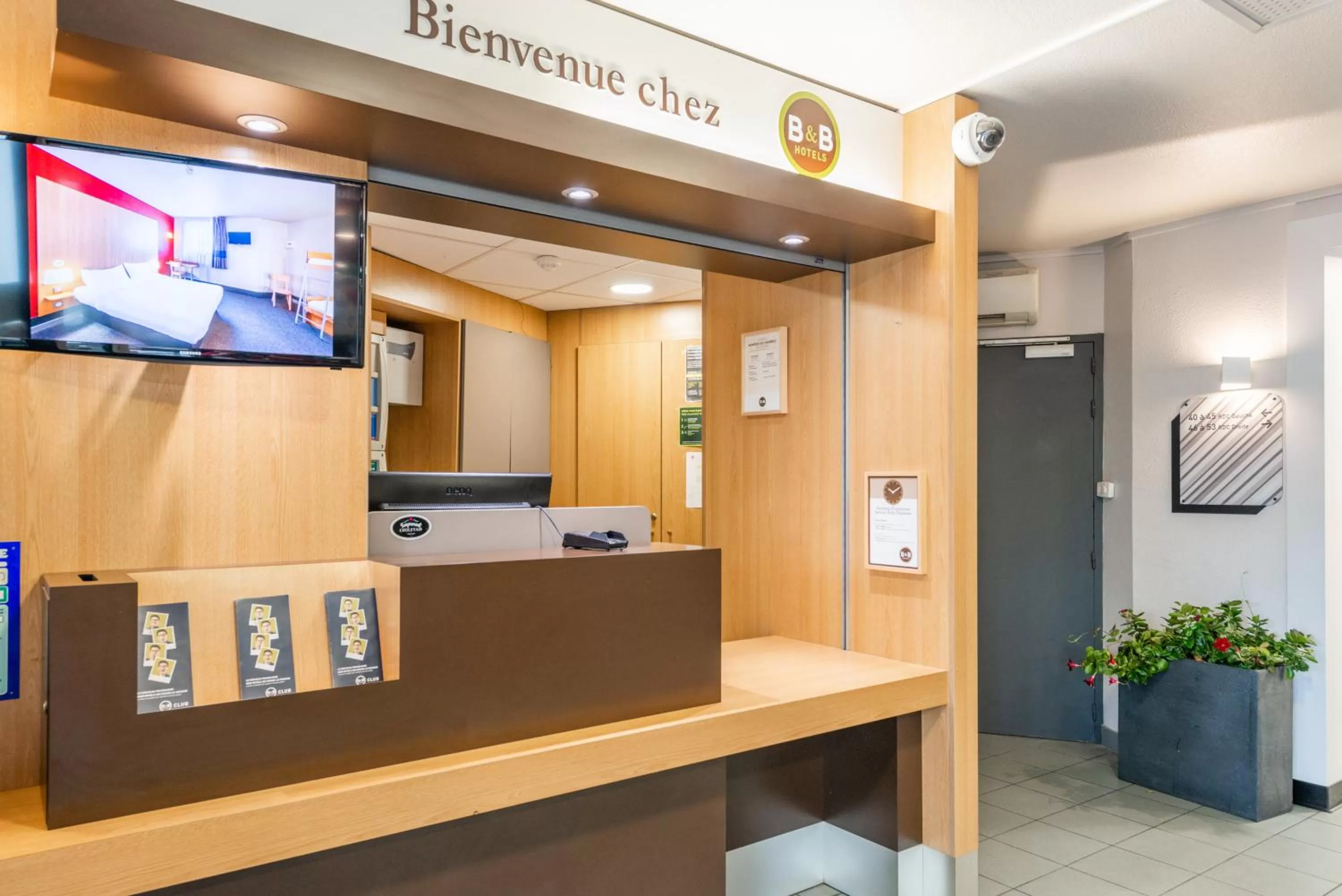 Lobby or reception in B&B HOTEL Cholet Sud