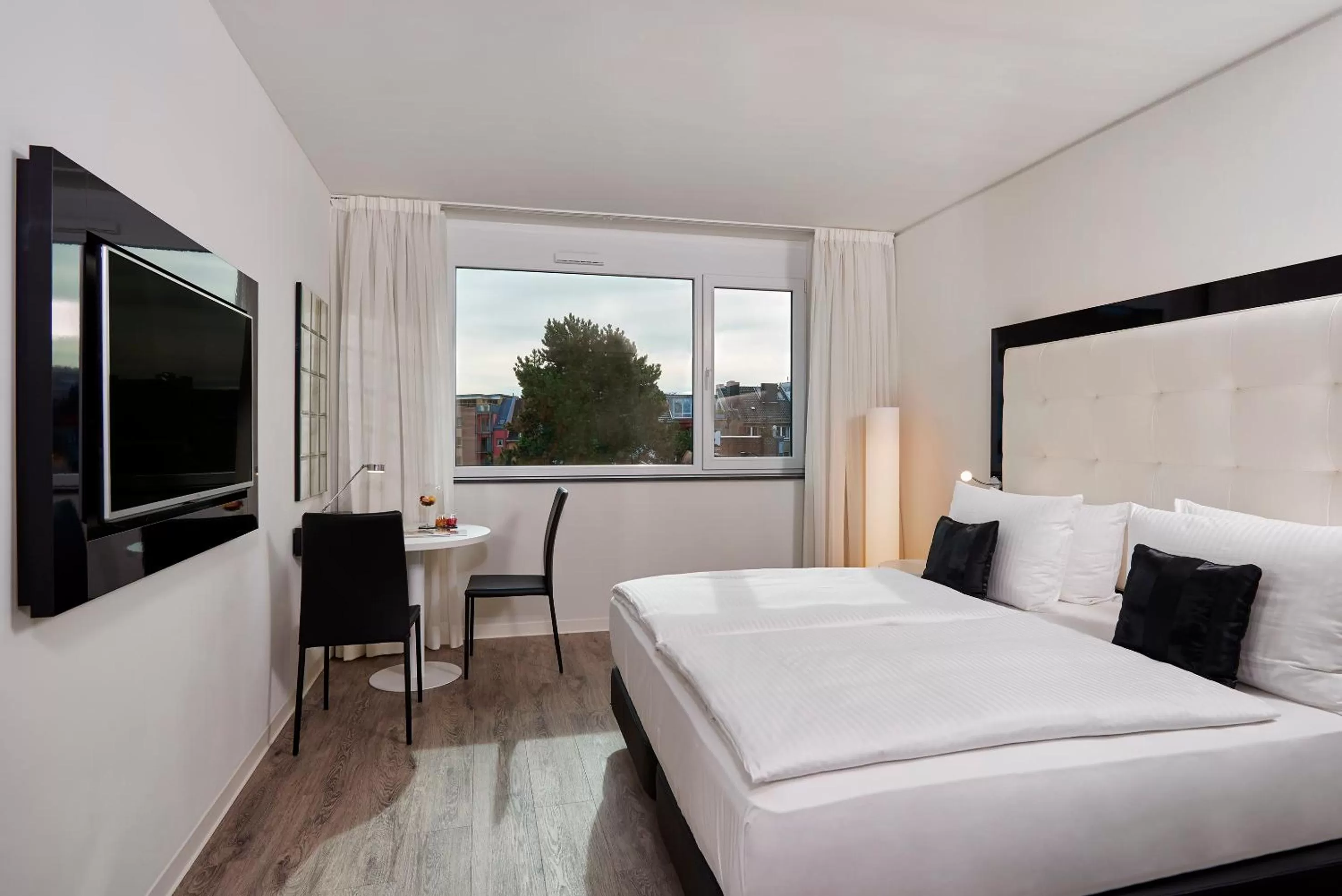 Photo of the whole room, Bed in INNSiDE by Meliá Aachen