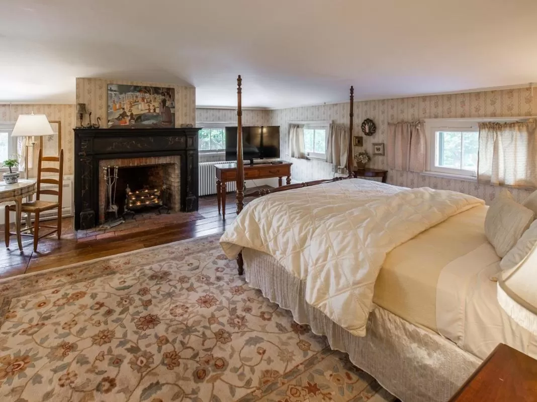 Bedroom, Bed in The Neighbour House B&B