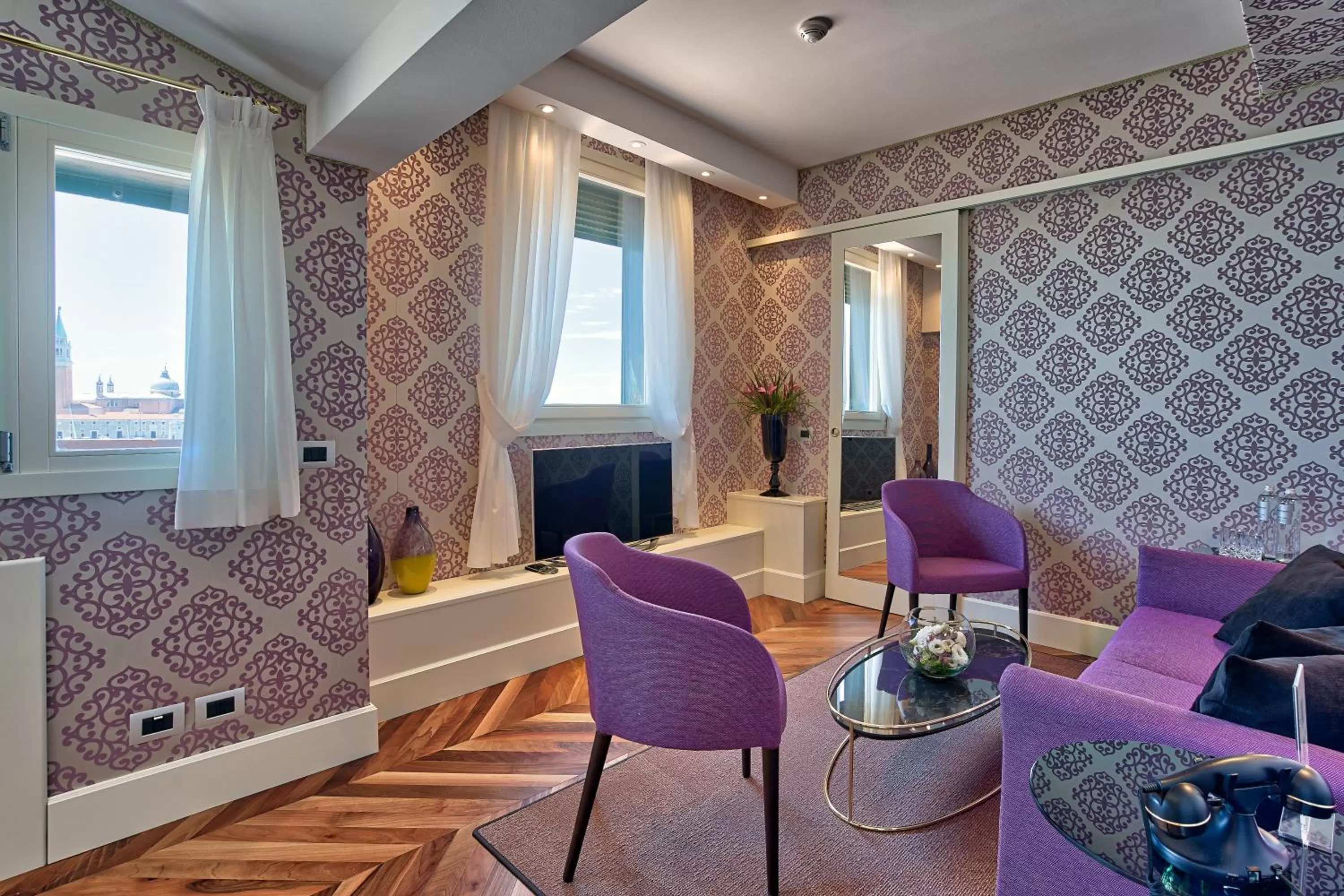 TV and multimedia in Londra Palace Venezia