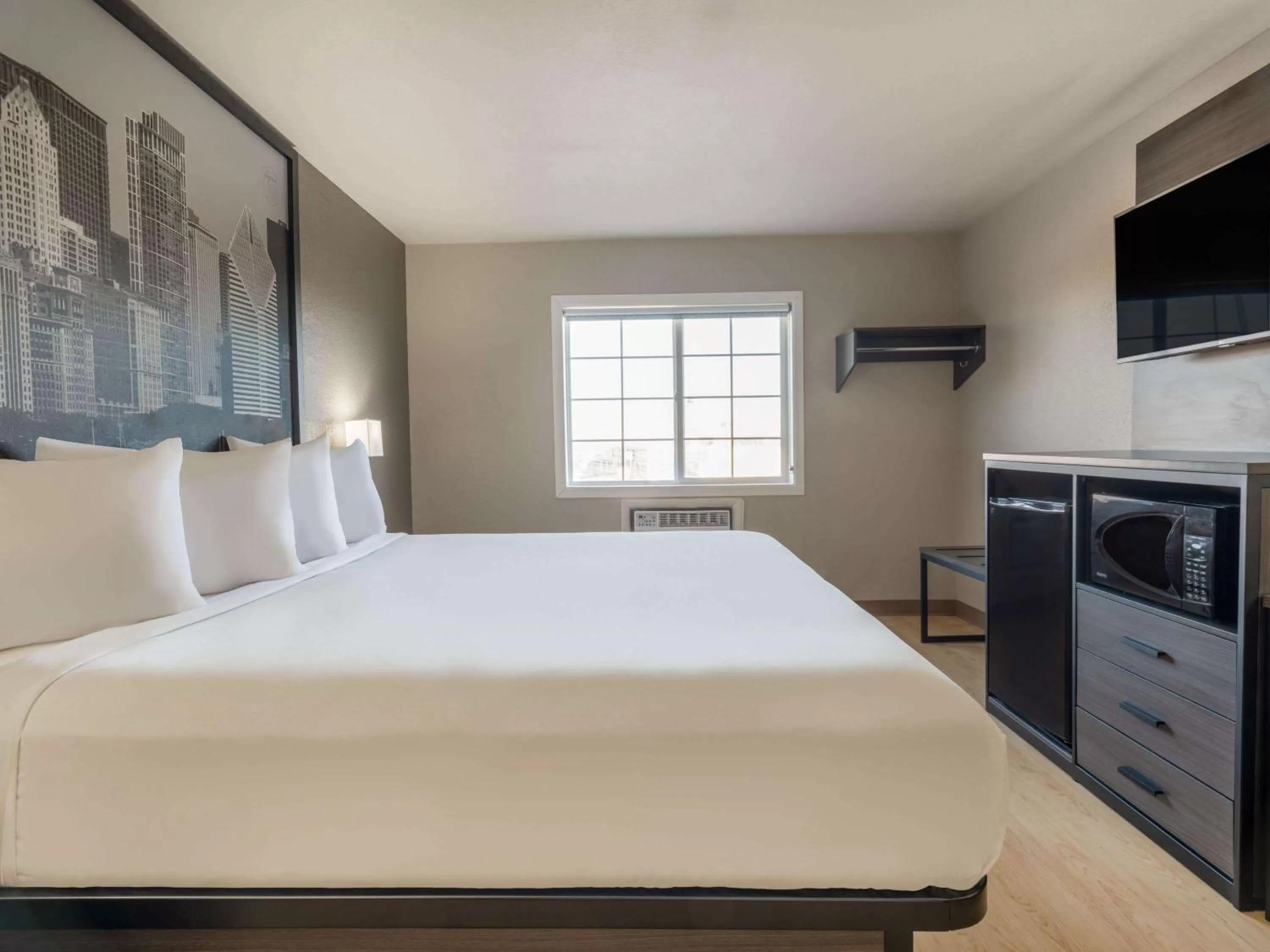 Bedroom, Bed in Super 8 by Wyndham Clinton