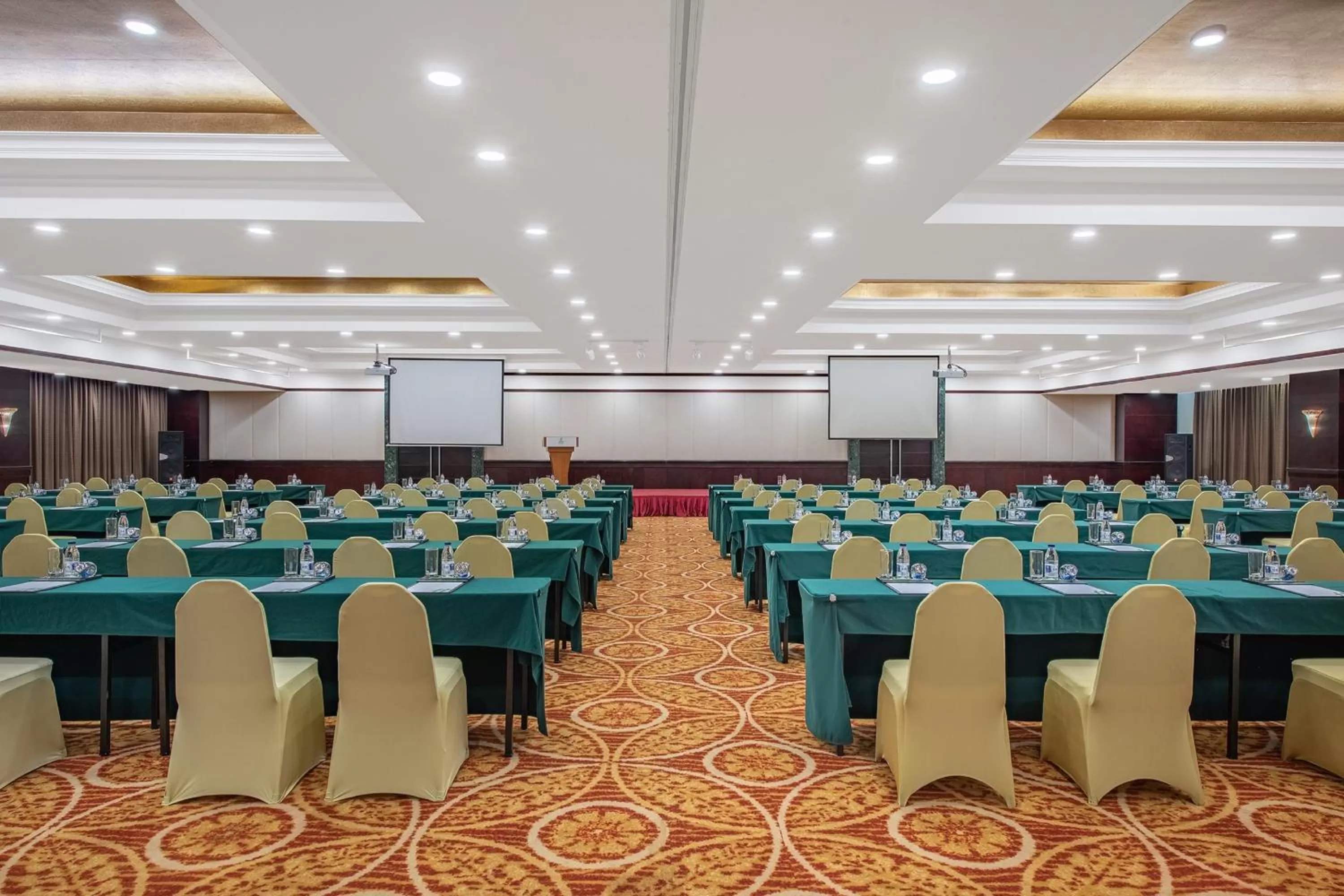 Meeting/conference room in Holiday Inn Beijing Chang An West by IHG