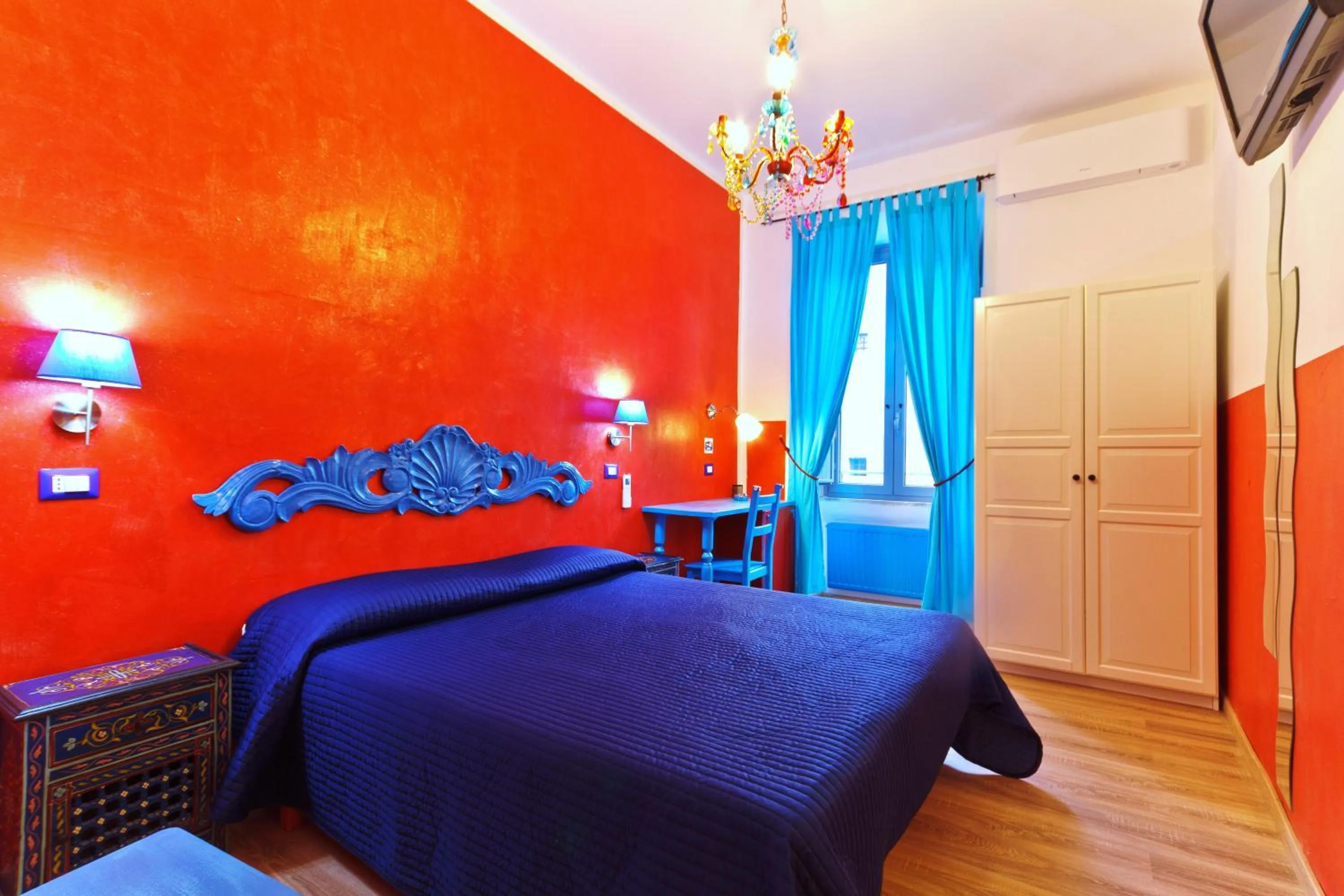 Photo of the whole room, Bed in Dream Station