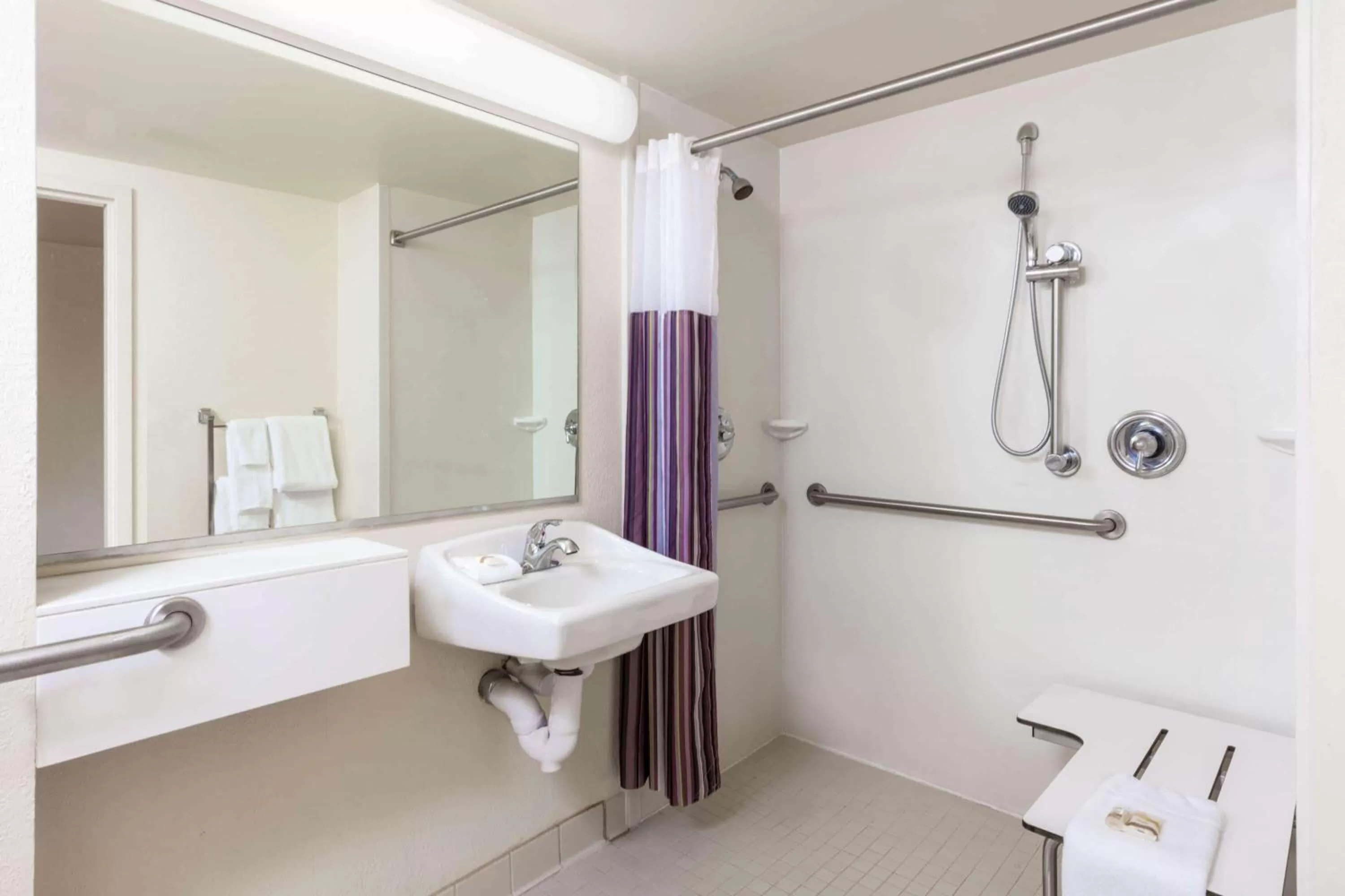 Shower in La Quinta by Wyndham Garden City
