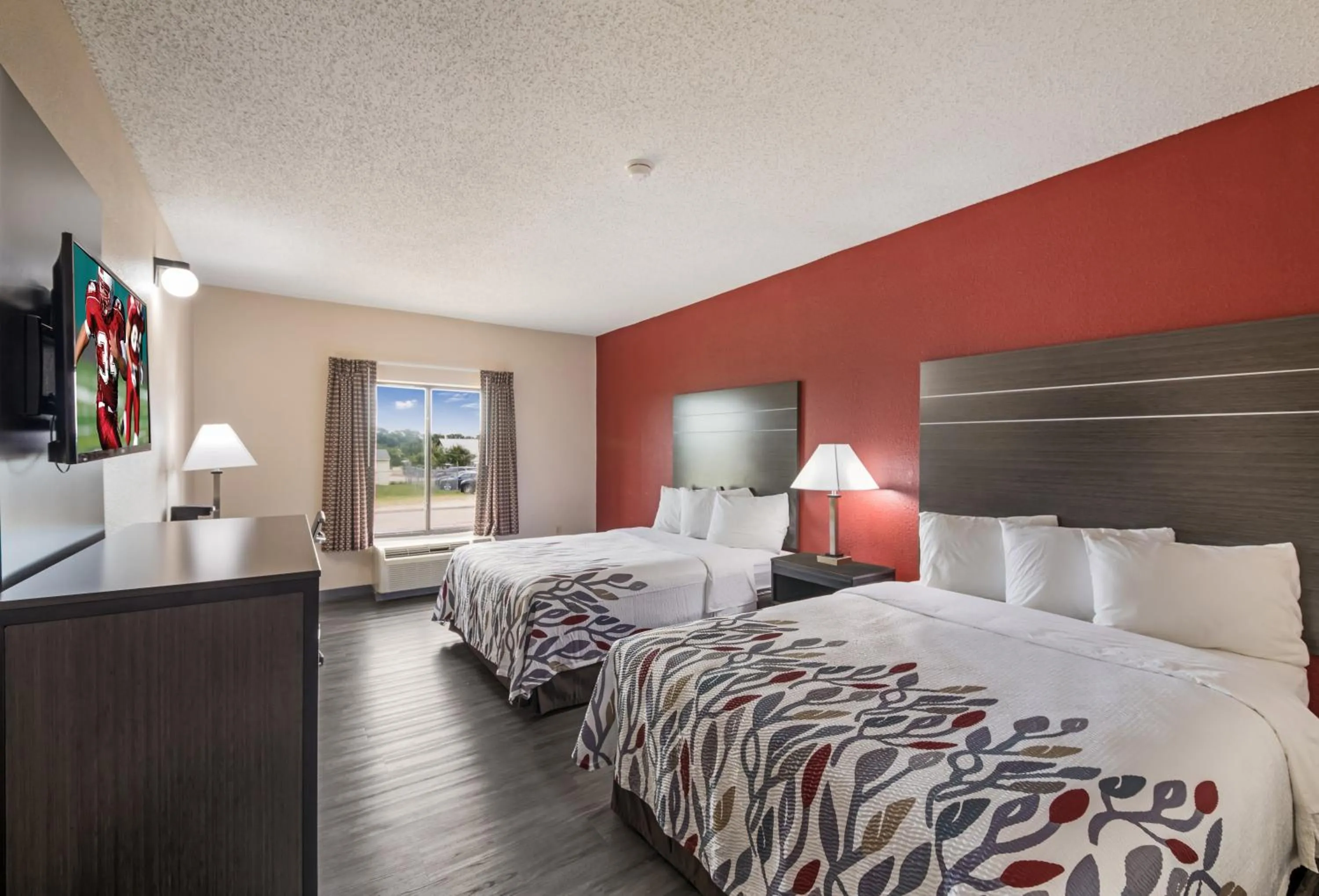 Photo of the whole room, Bed in Red Roof Inn & Suites Austin East - Manor
