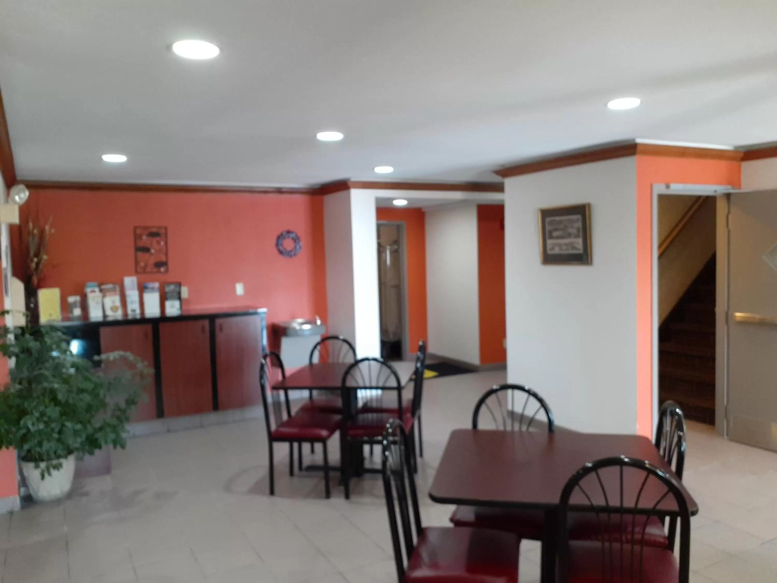 Lobby or reception in Super 8 by Wyndham Niagara Falls