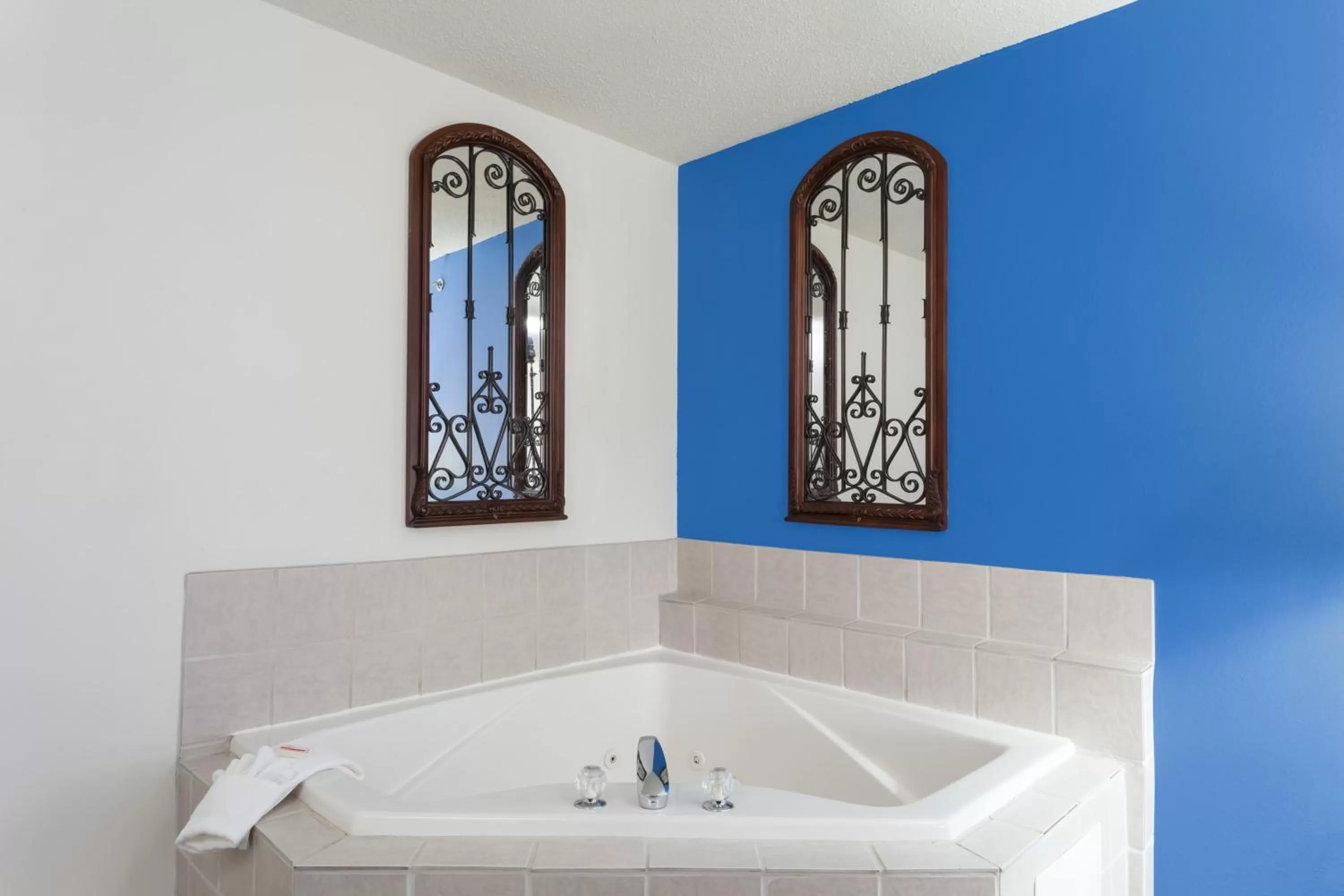 Toilet in Days Inn & Suites by Wyndham Cambridge