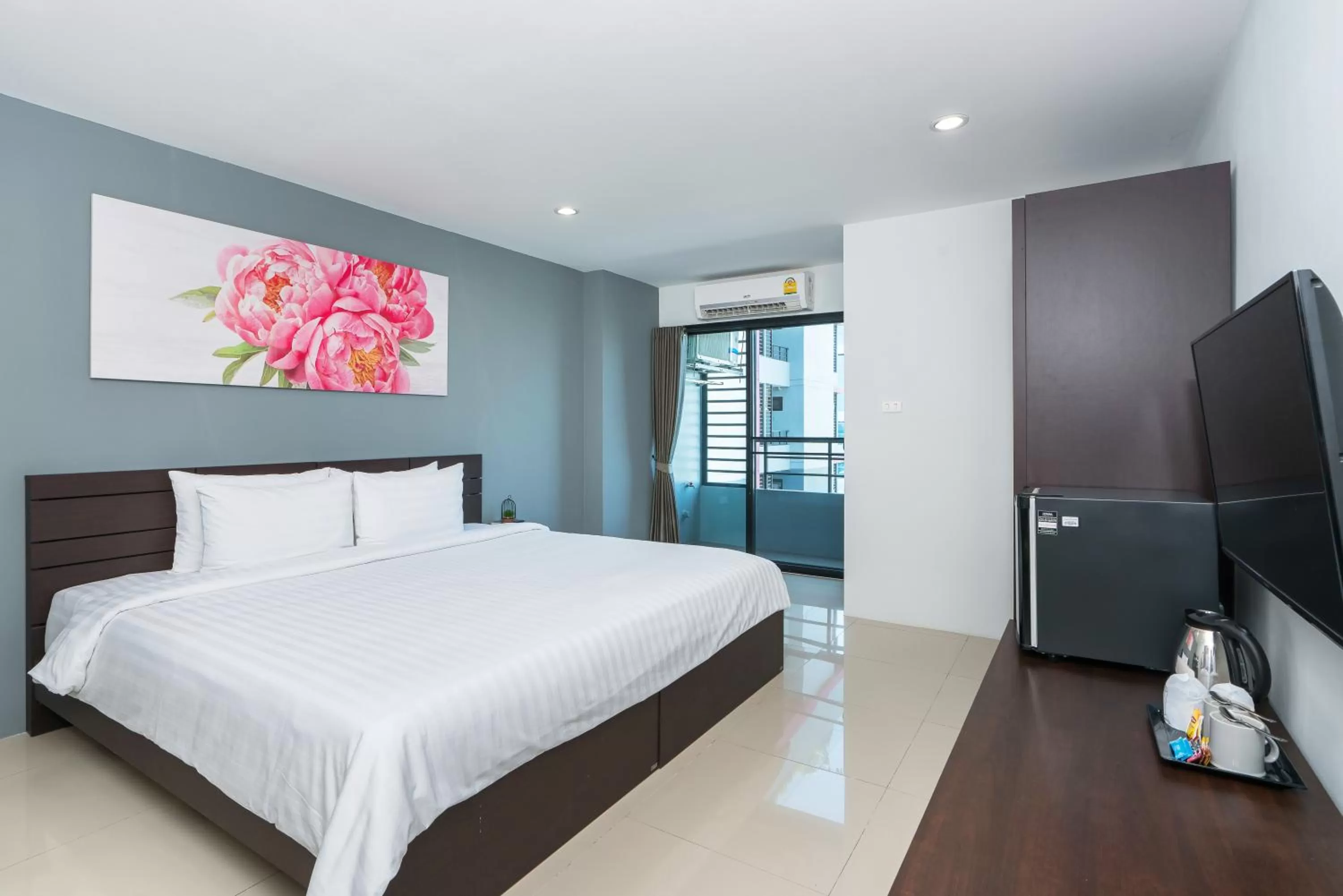 Photo of the whole room, Bed in De Botan Srinakarin Hotel & Residence