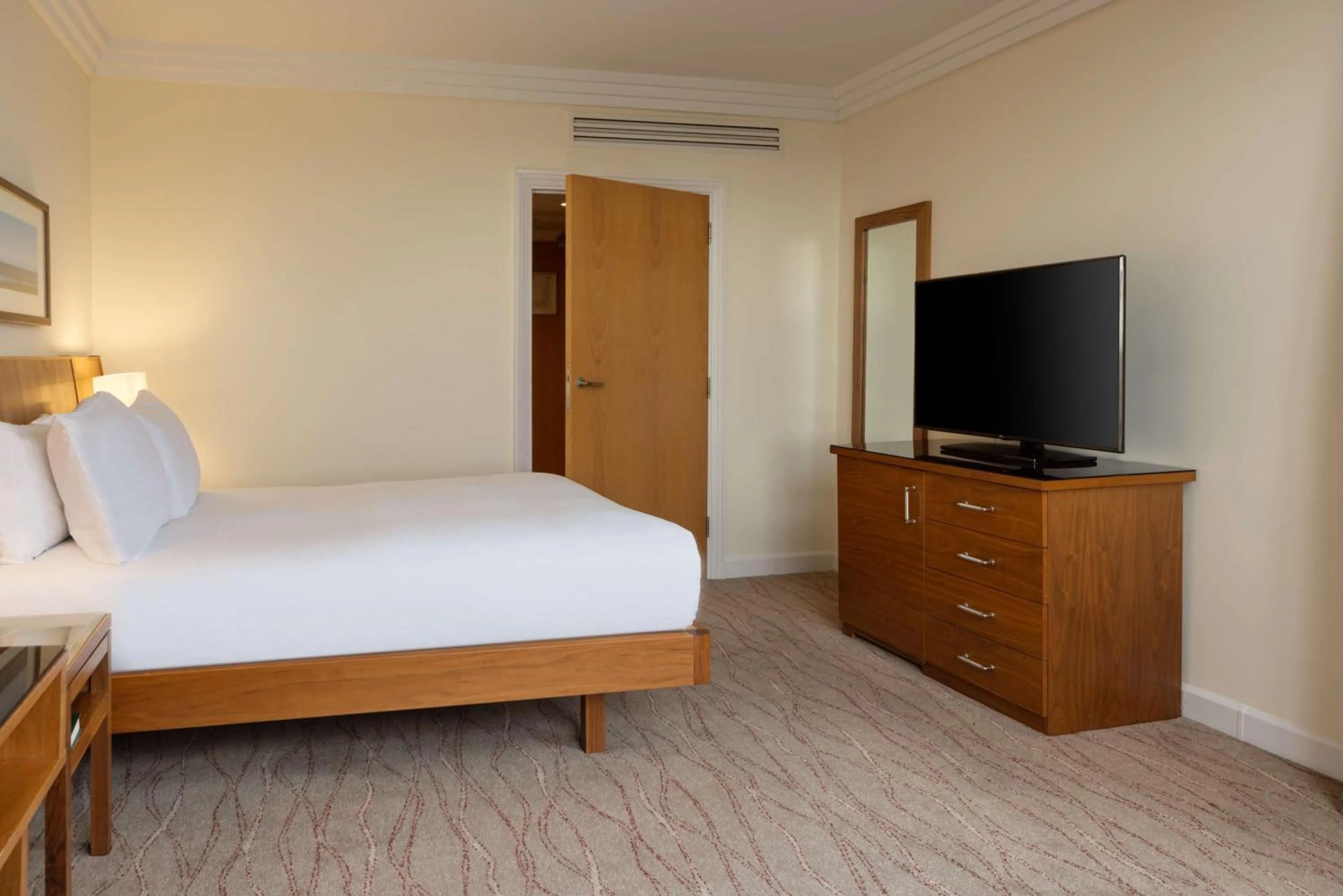 Bedroom, Bed in Hilton Dublin Airport