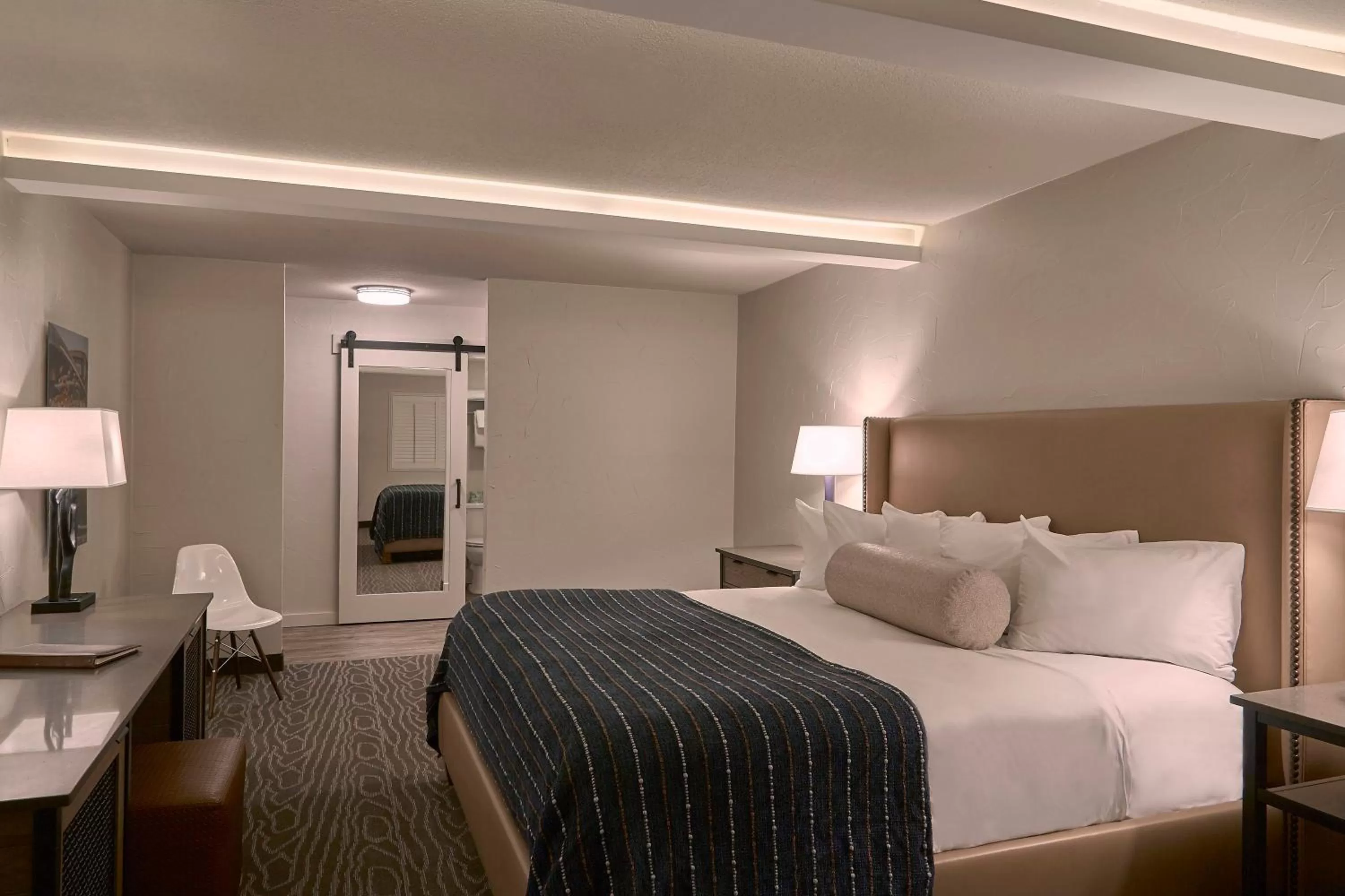 Photo of the whole room, Bed in Fredericksburg Inn and Suites