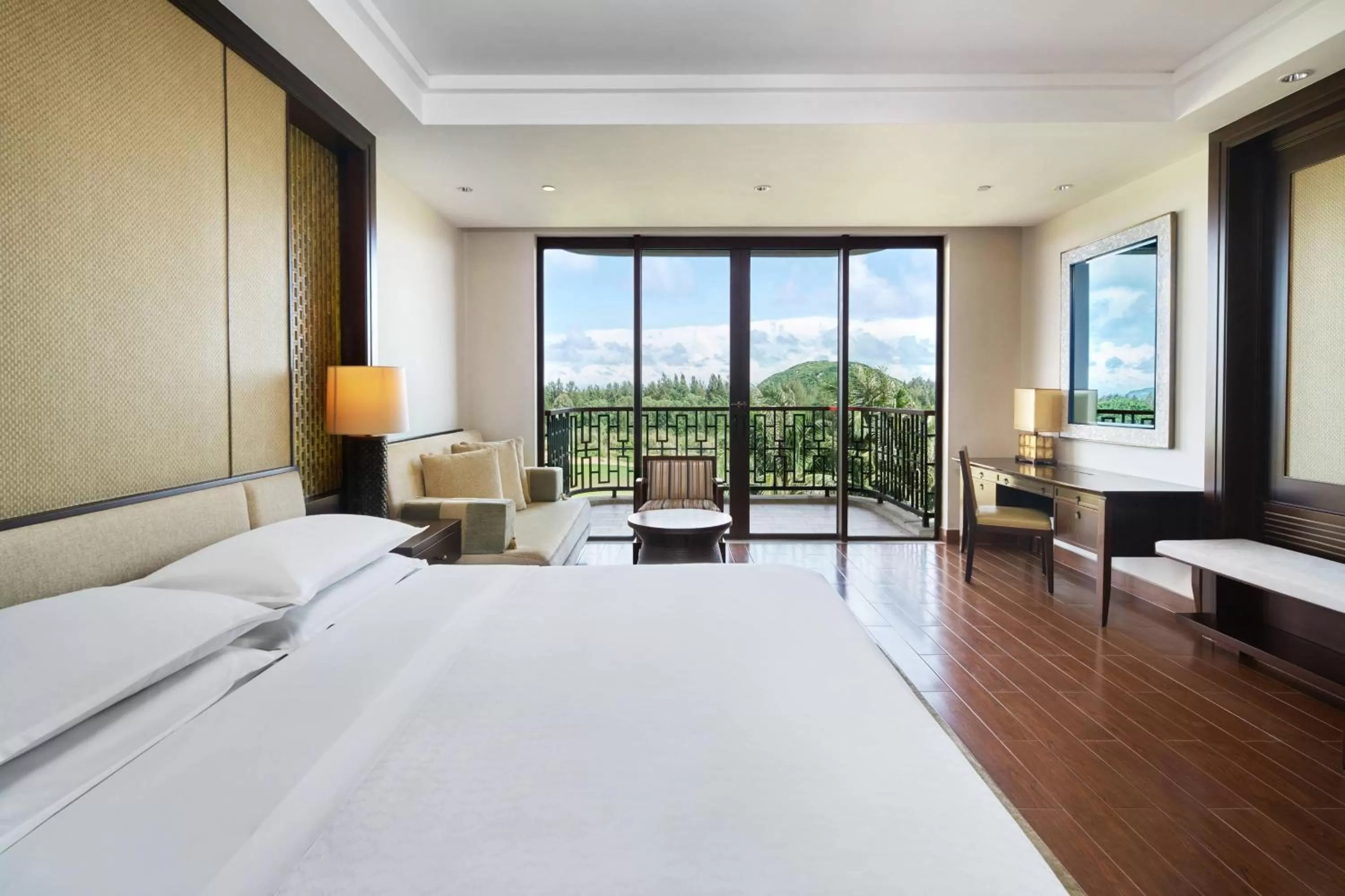 Photo of the whole room, Bed in Sheraton Shenzhou Peninsula Resort