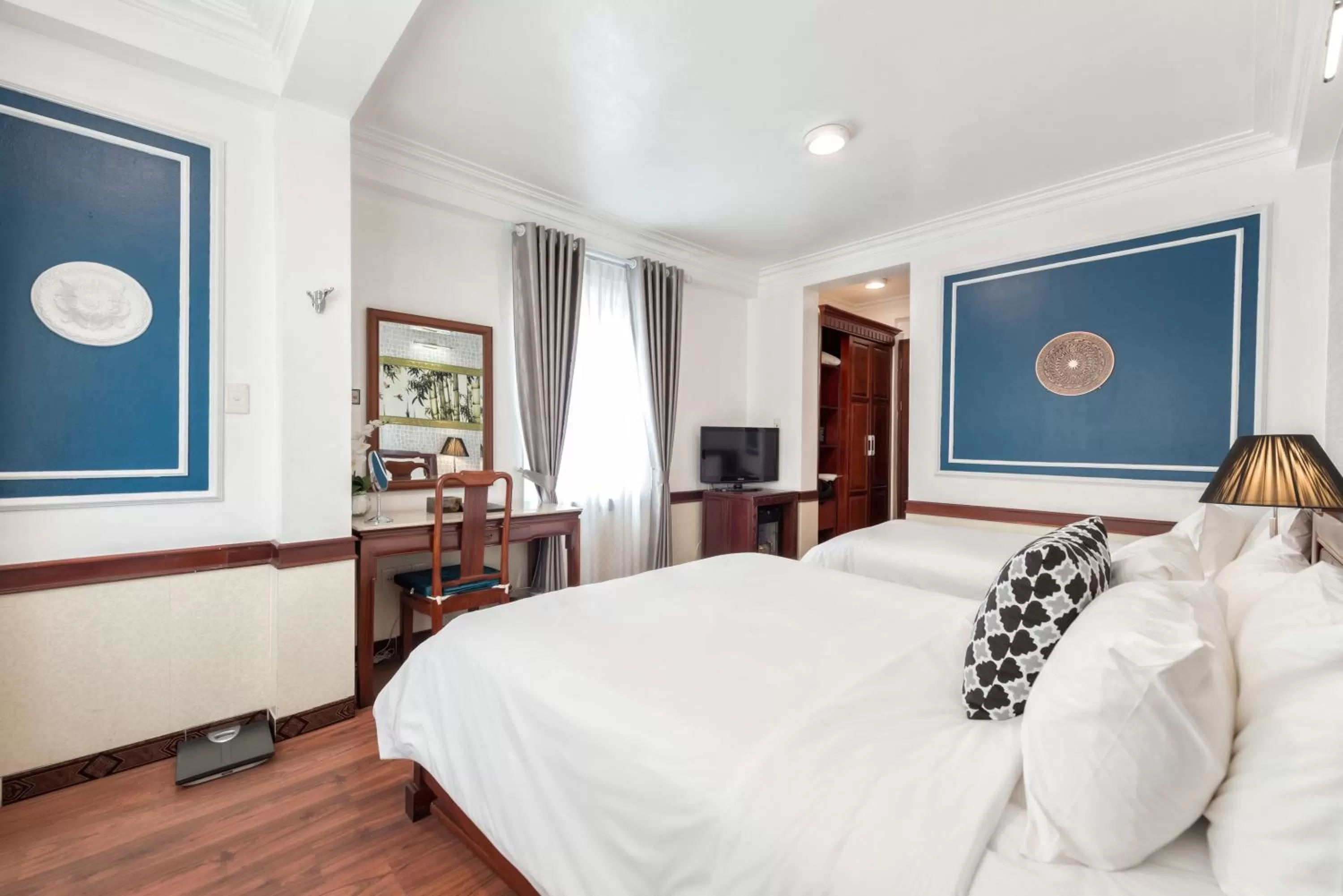 Living room, Bed in Prince II Hotel