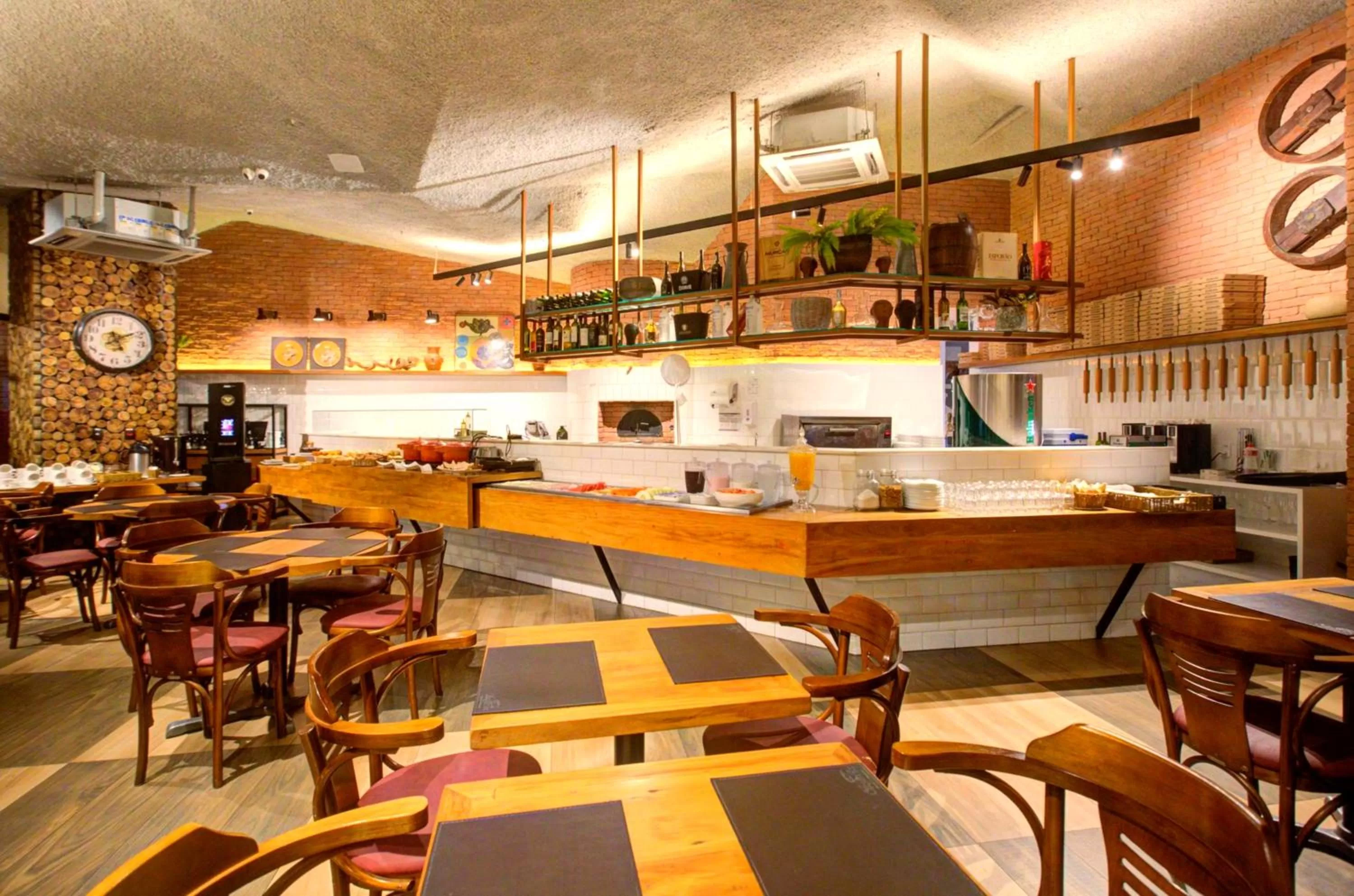 Restaurant/places to eat in ibis Vitoria Praia do Canto