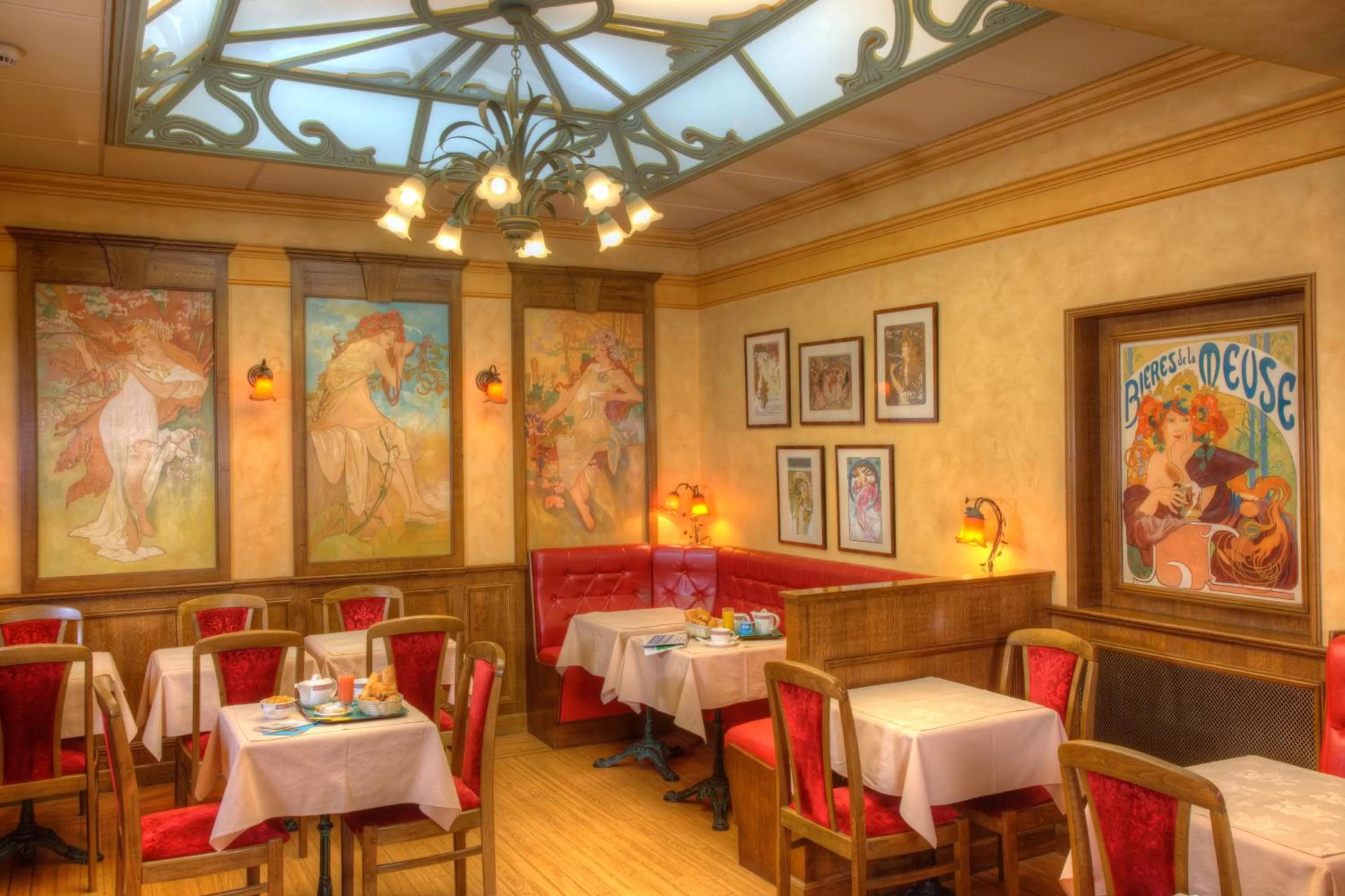 Restaurant/places to eat in Hotel De La Paix