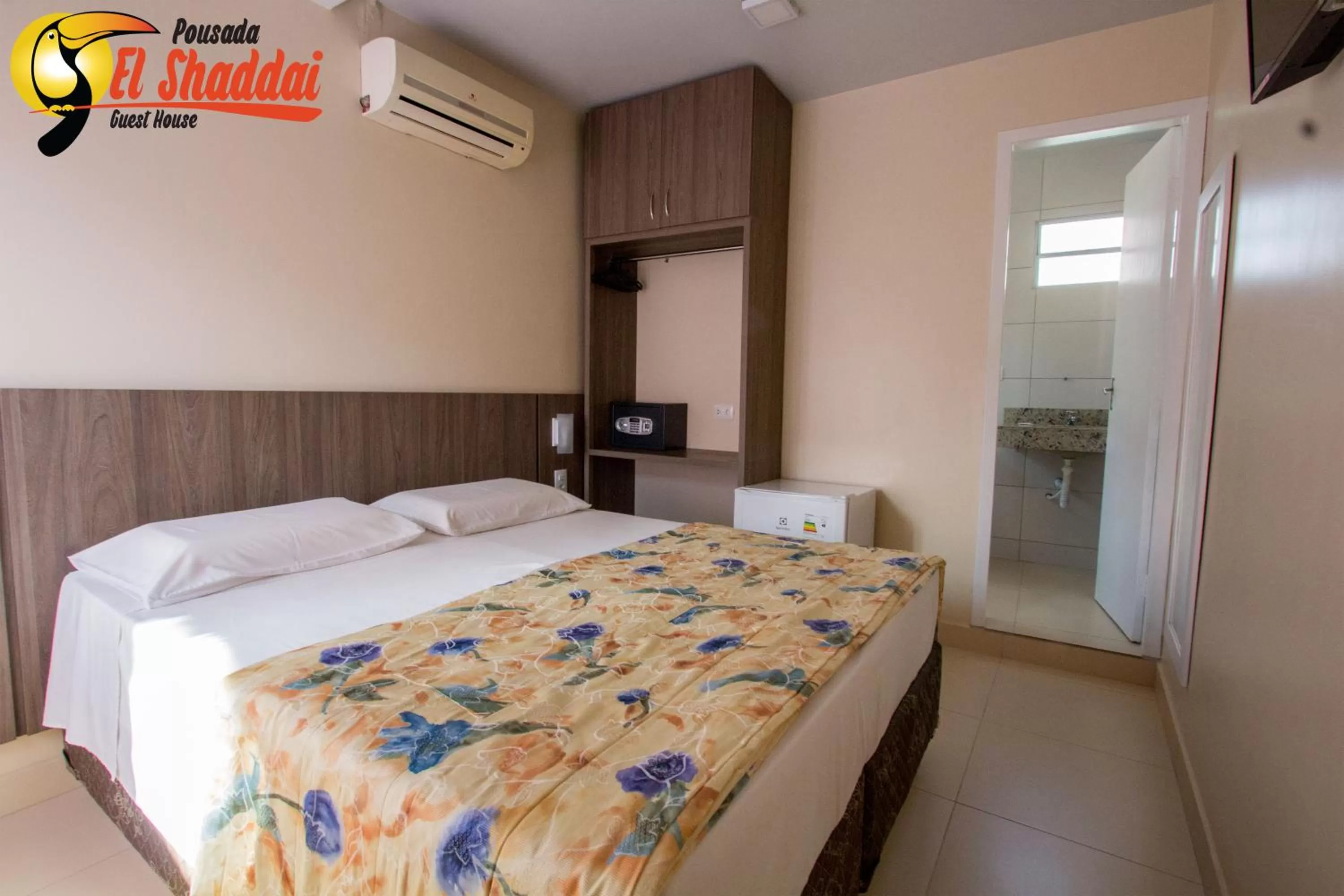 Shower, Bed in Pousada El Shaddai