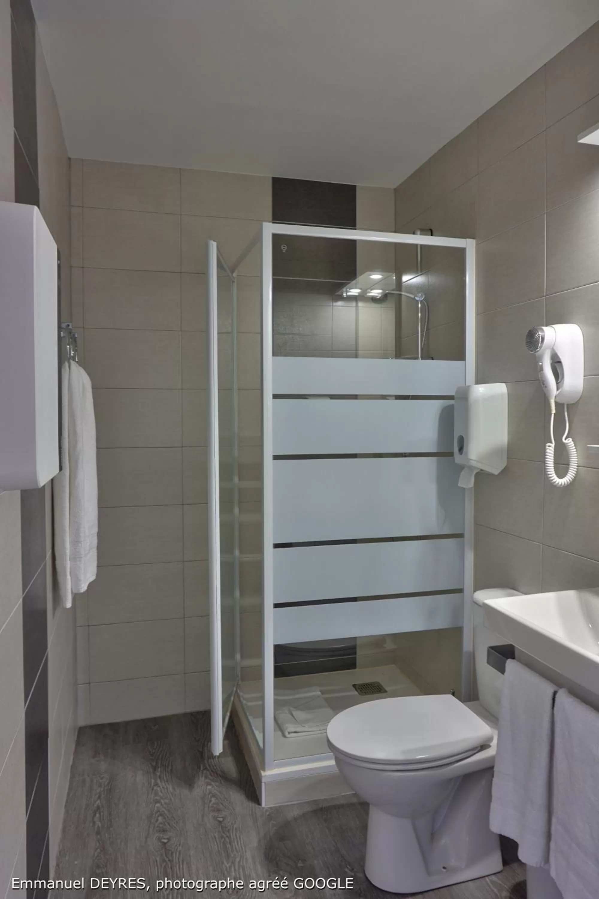 Bathroom in Hôtel de Bretagne