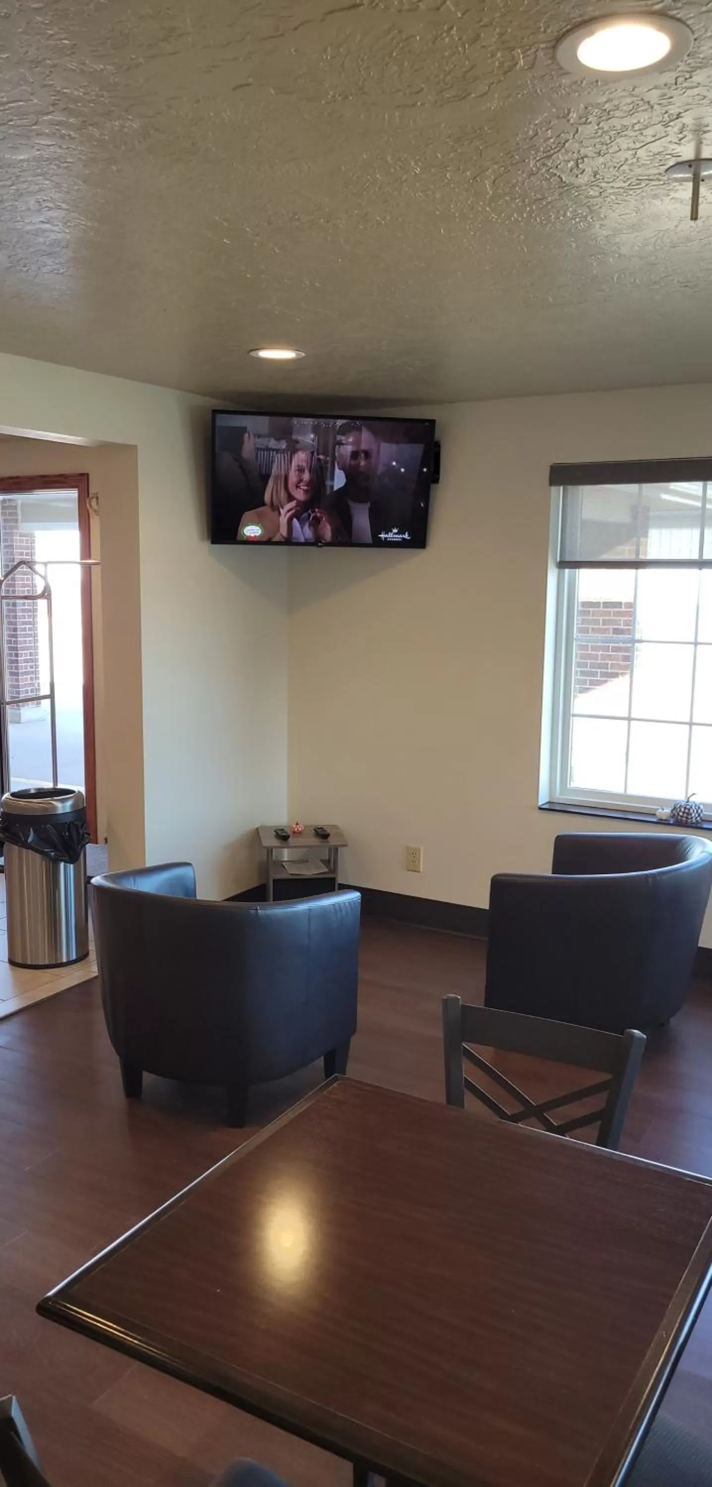 Communal lounge/ TV room in Boarders Inn & Suites by Cobblestone Hotels - Broken Bow