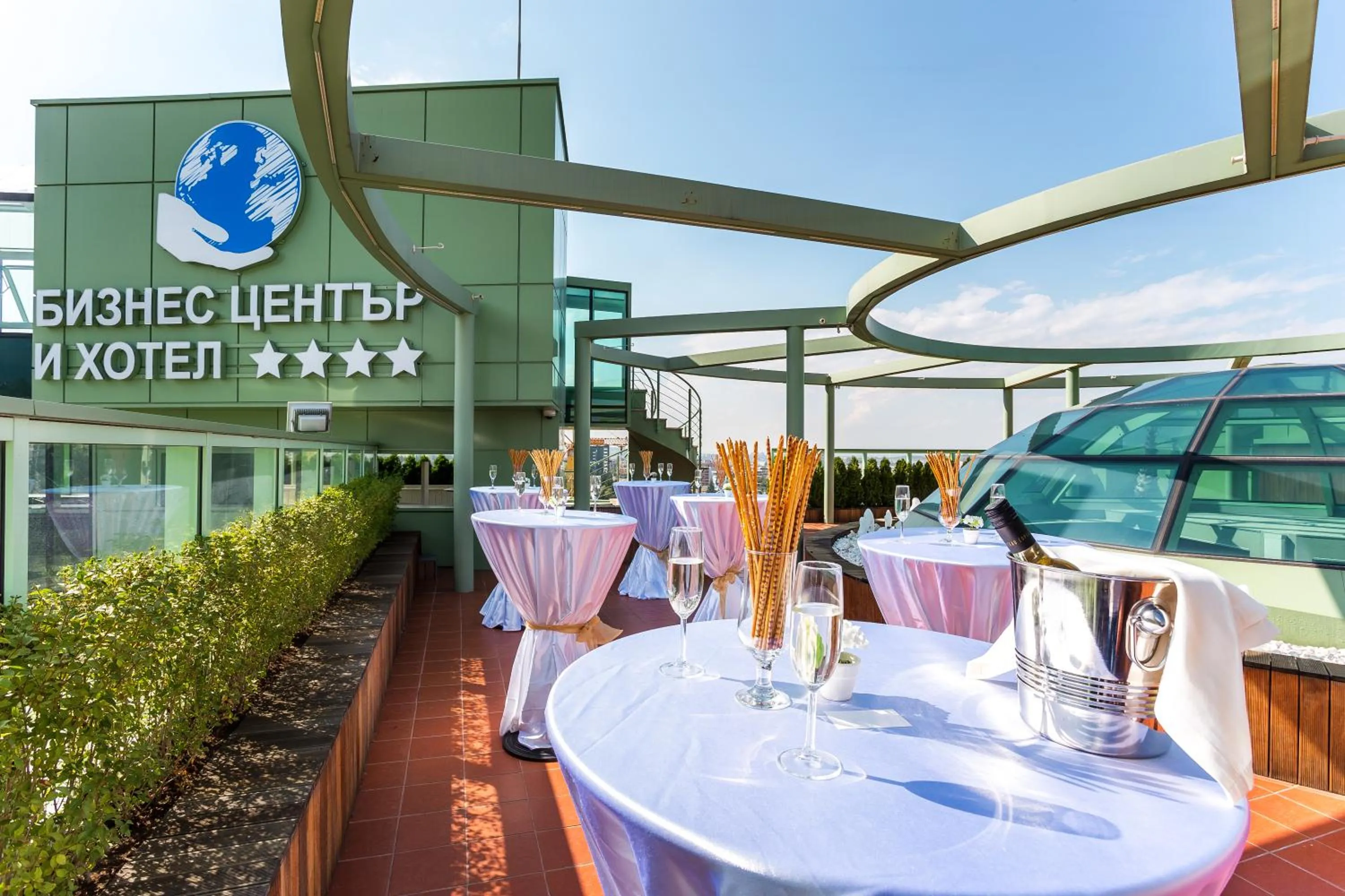 Restaurant/places to eat in Earth & People Hotel & SPA - Free Parking & Swimming Pool