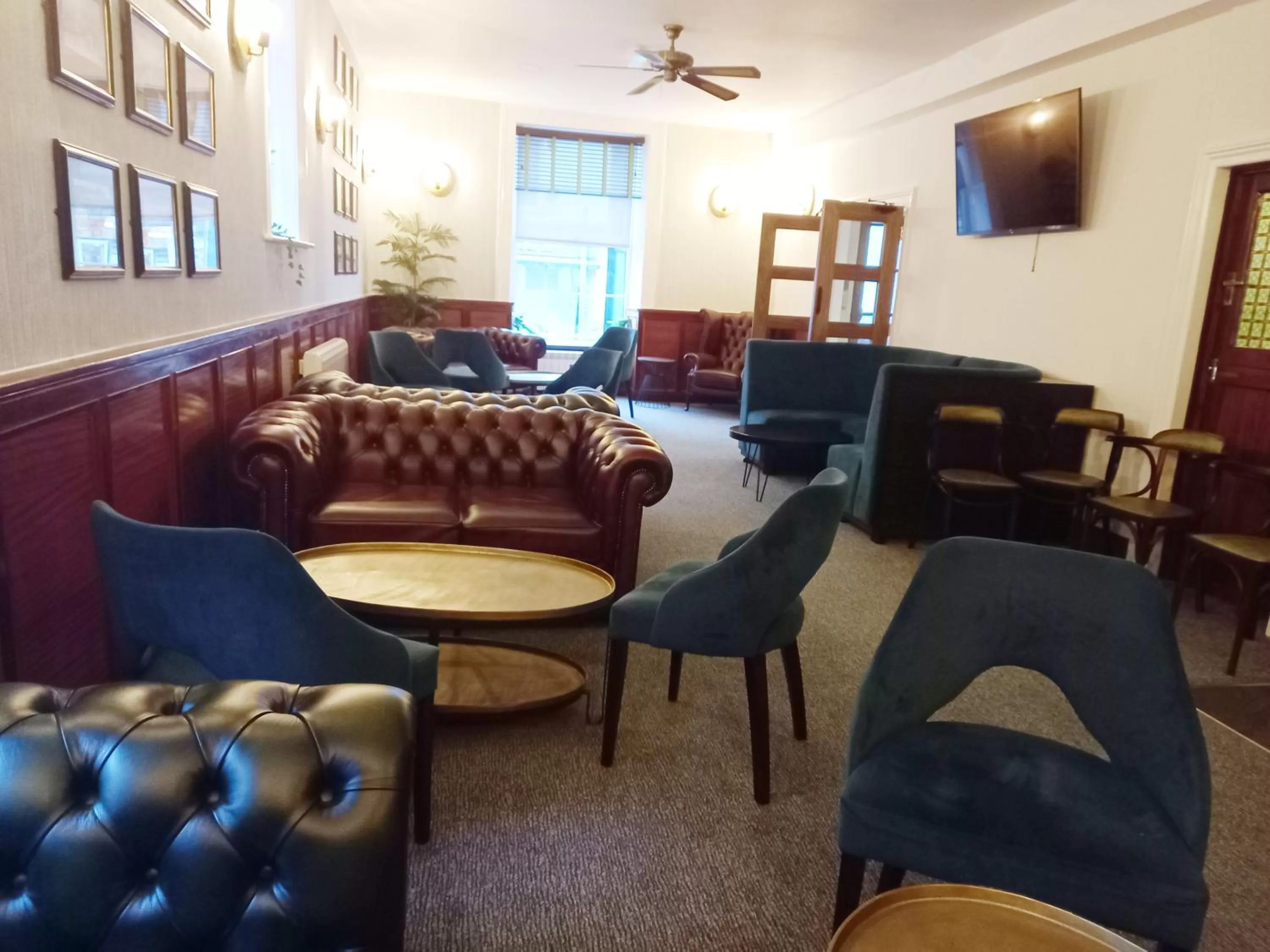 Lounge or bar in Royal Sportsman Hotel