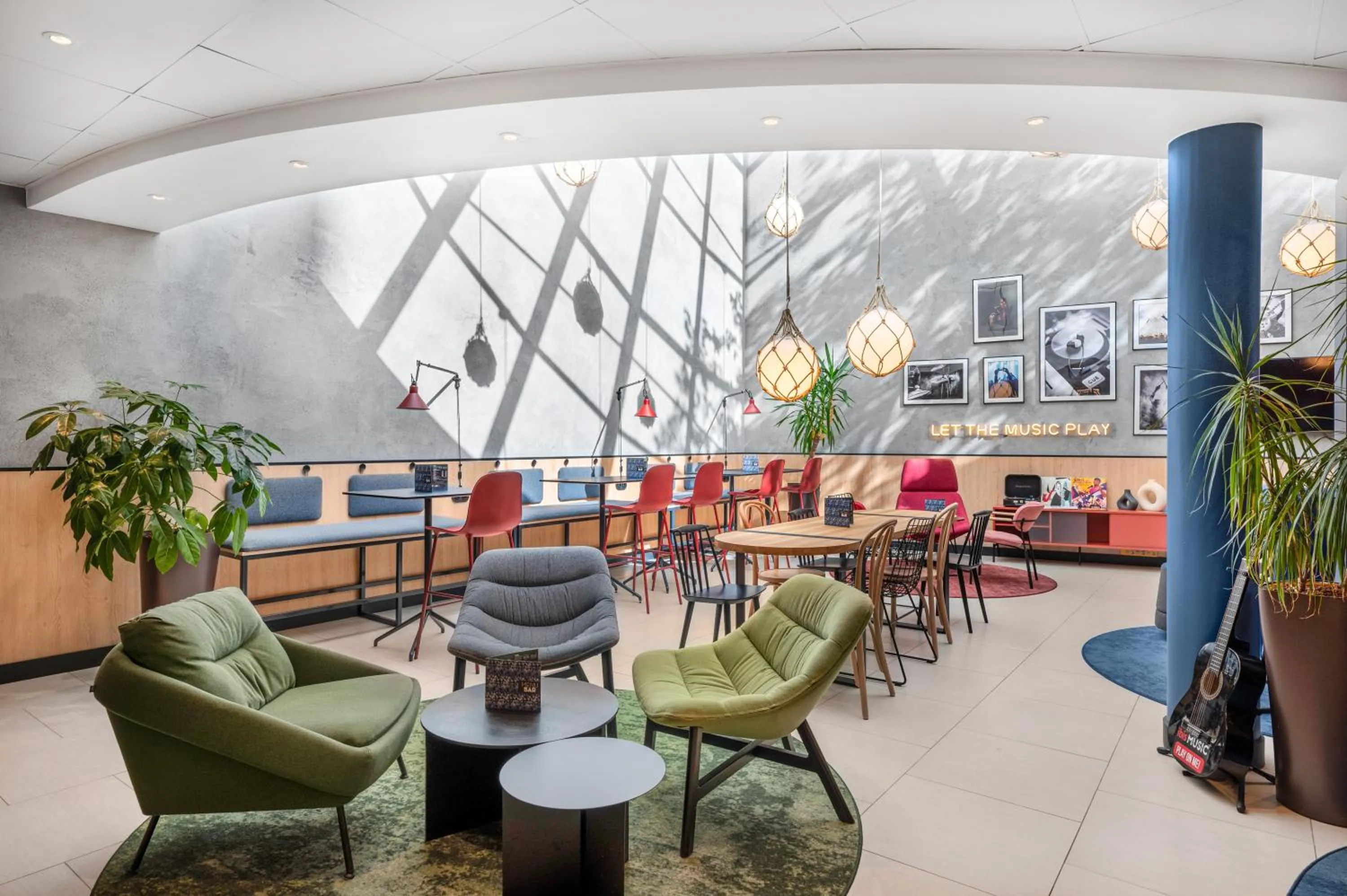 Communal lounge/ TV room in Ibis Budapest Centrum