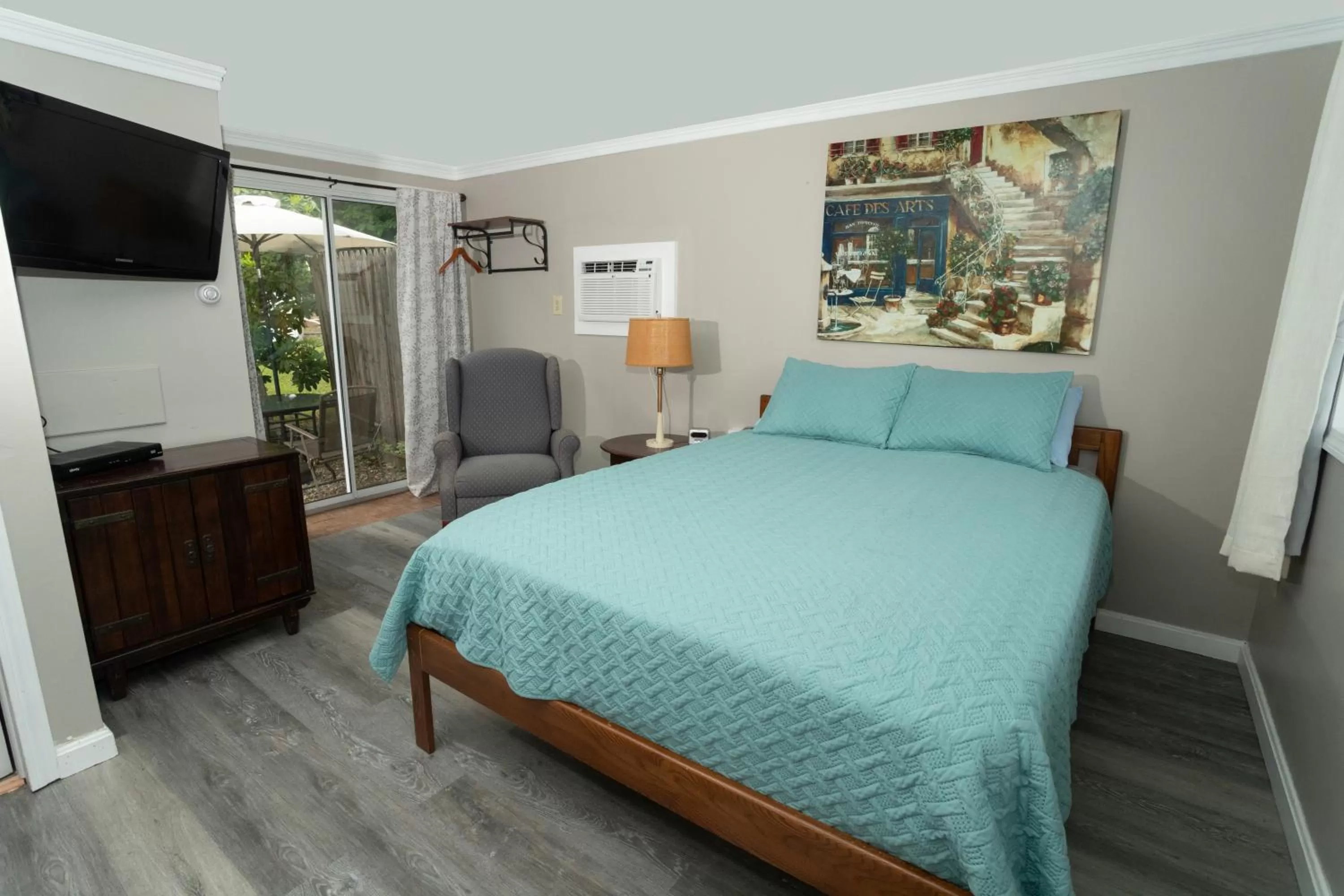 Bed in Governor's Rock Motel