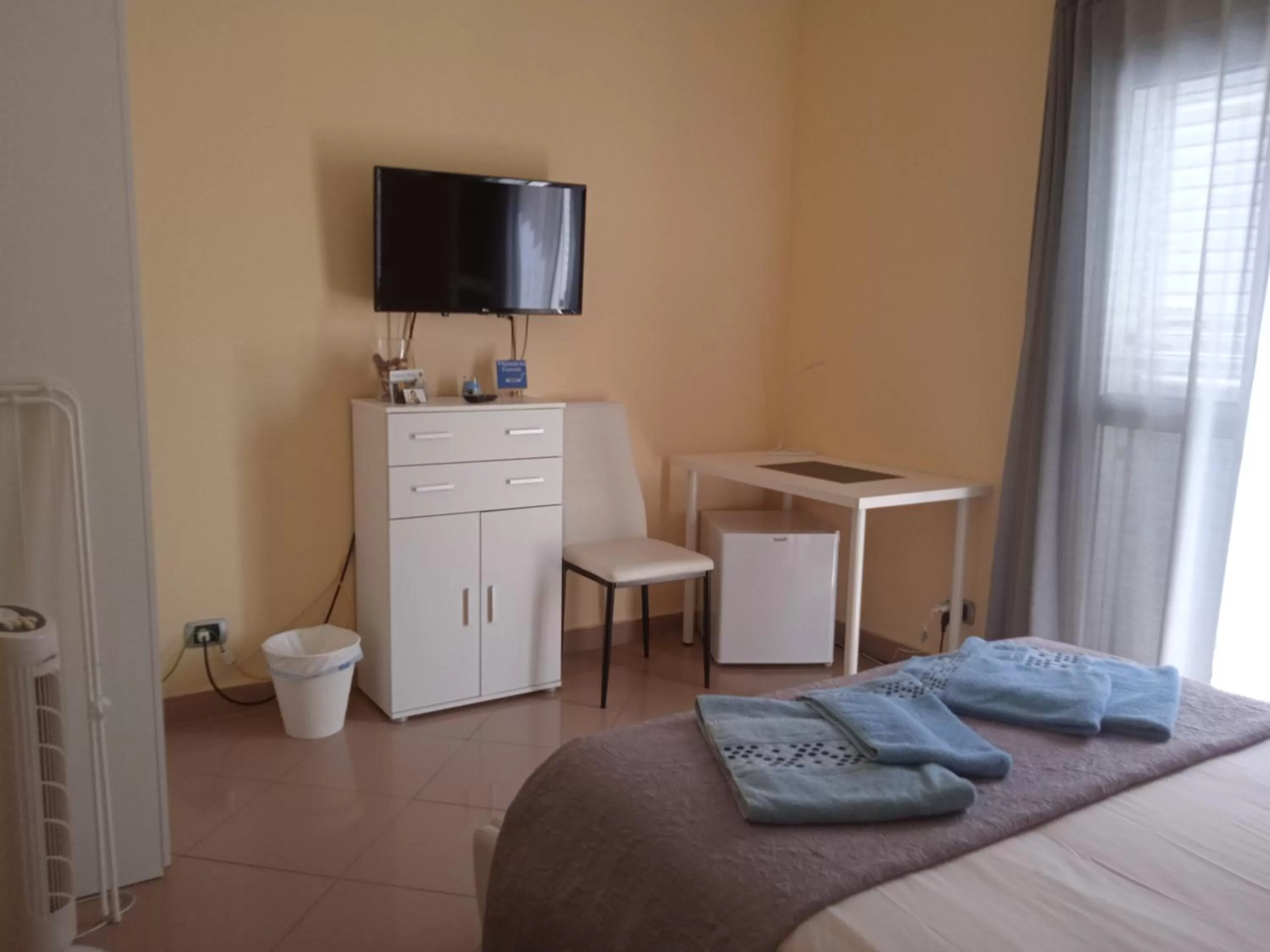 Photo of the whole room, TV/Entertainment Center in B&B Paraiso del Sol