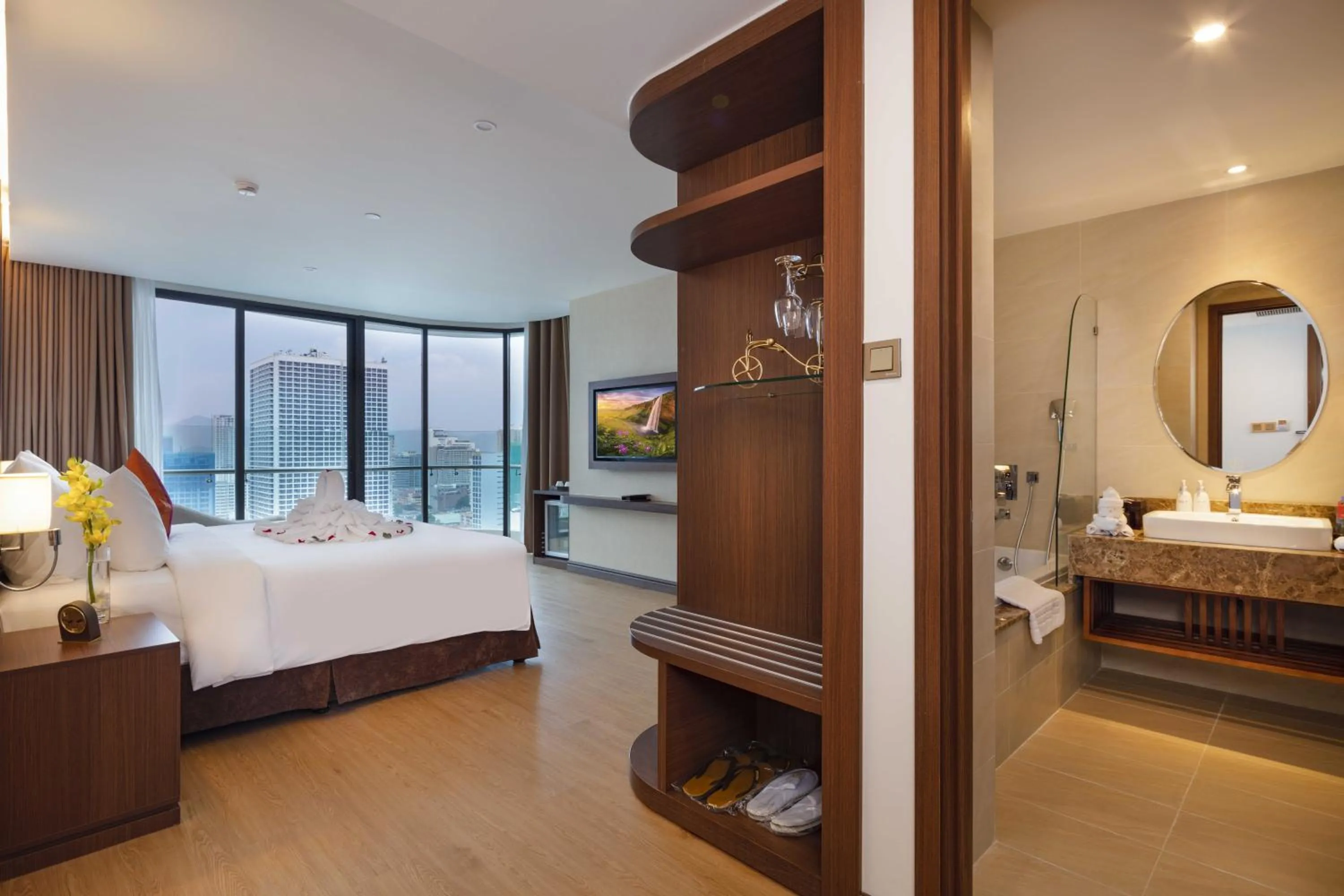 Photo of the whole room, Bed in Regalia Gold Hotel