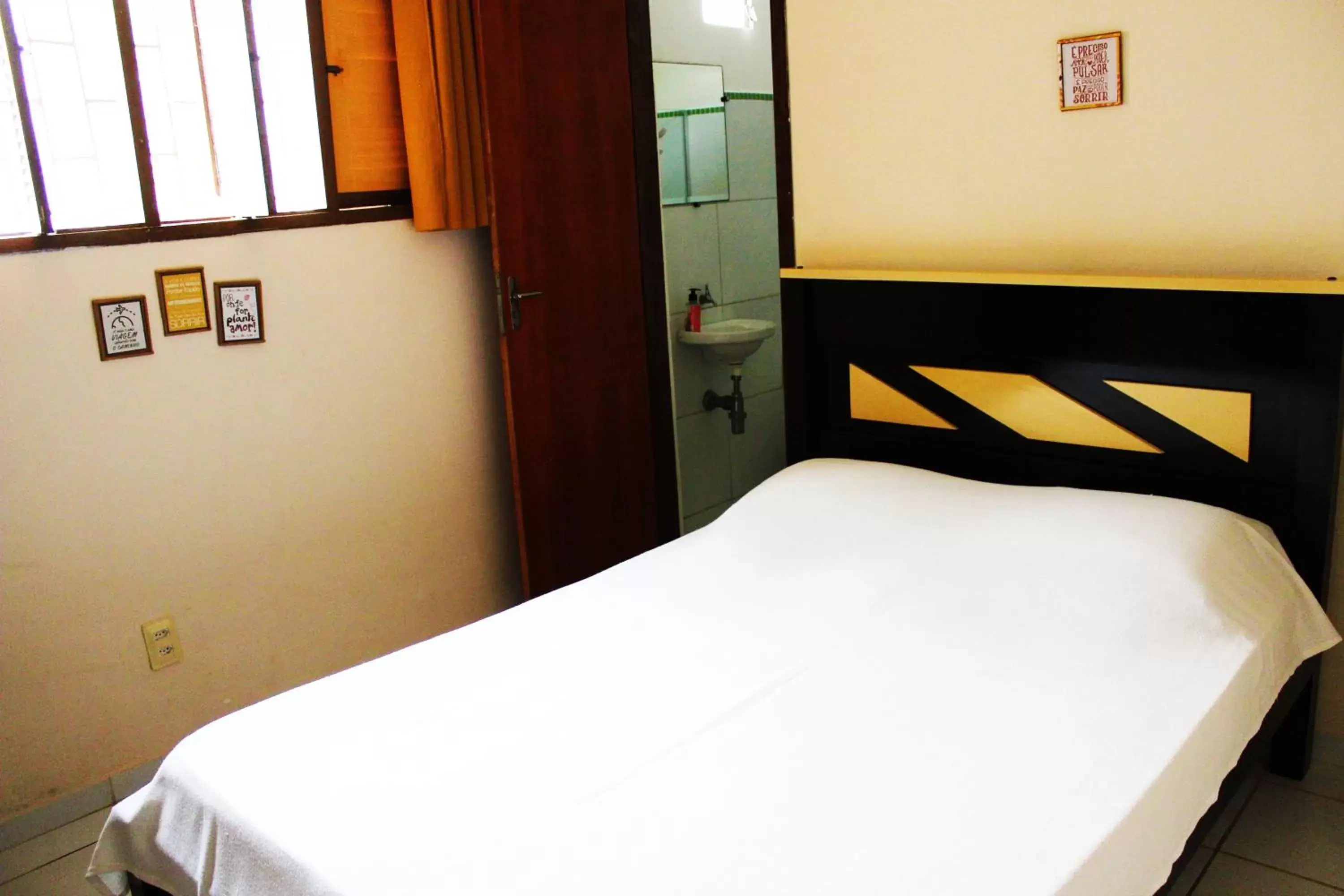 Double Room with Private Bathroom in Hostel Das Canárias Double Room with Private Bathroom in Hostel Das Canárias