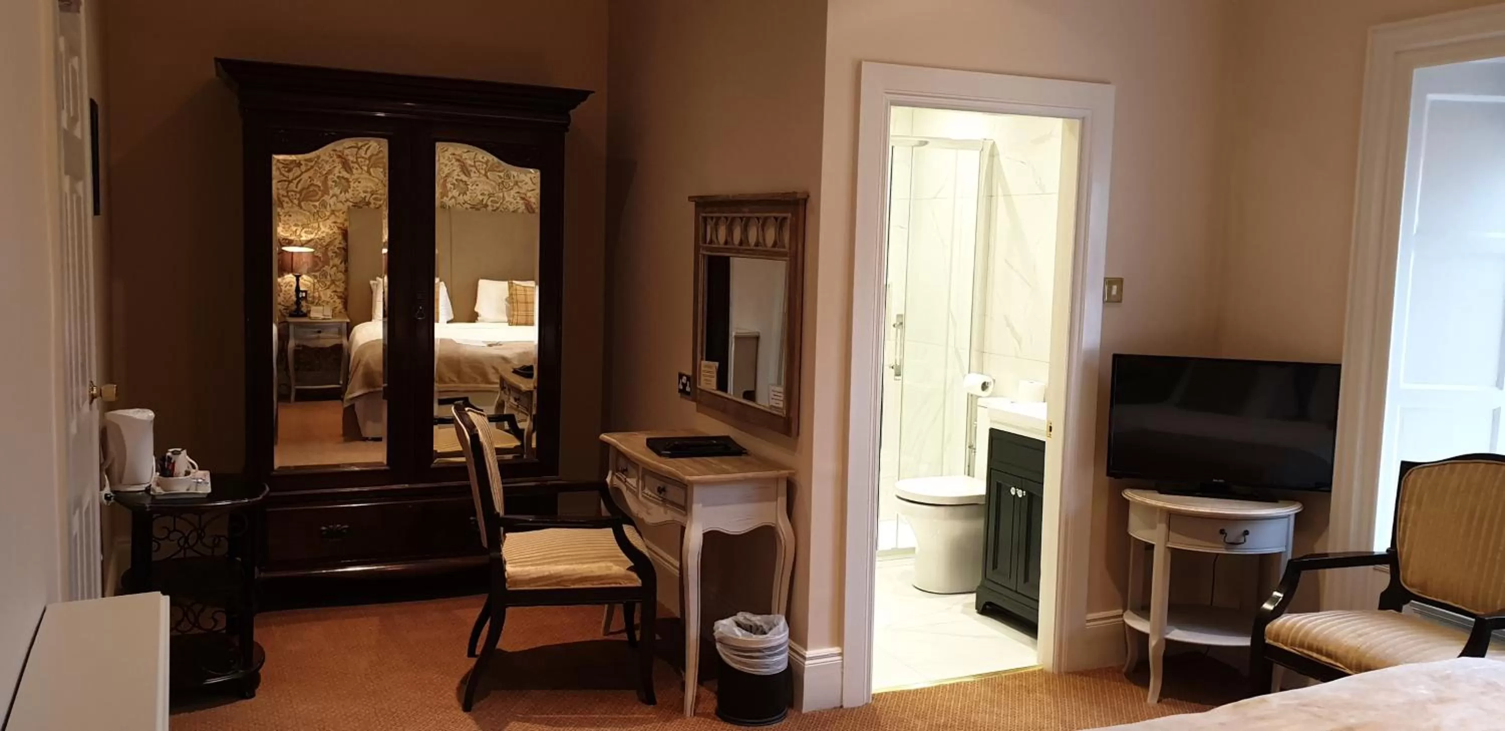 Bathroom, Bed in The Listowel Arms Hotel
