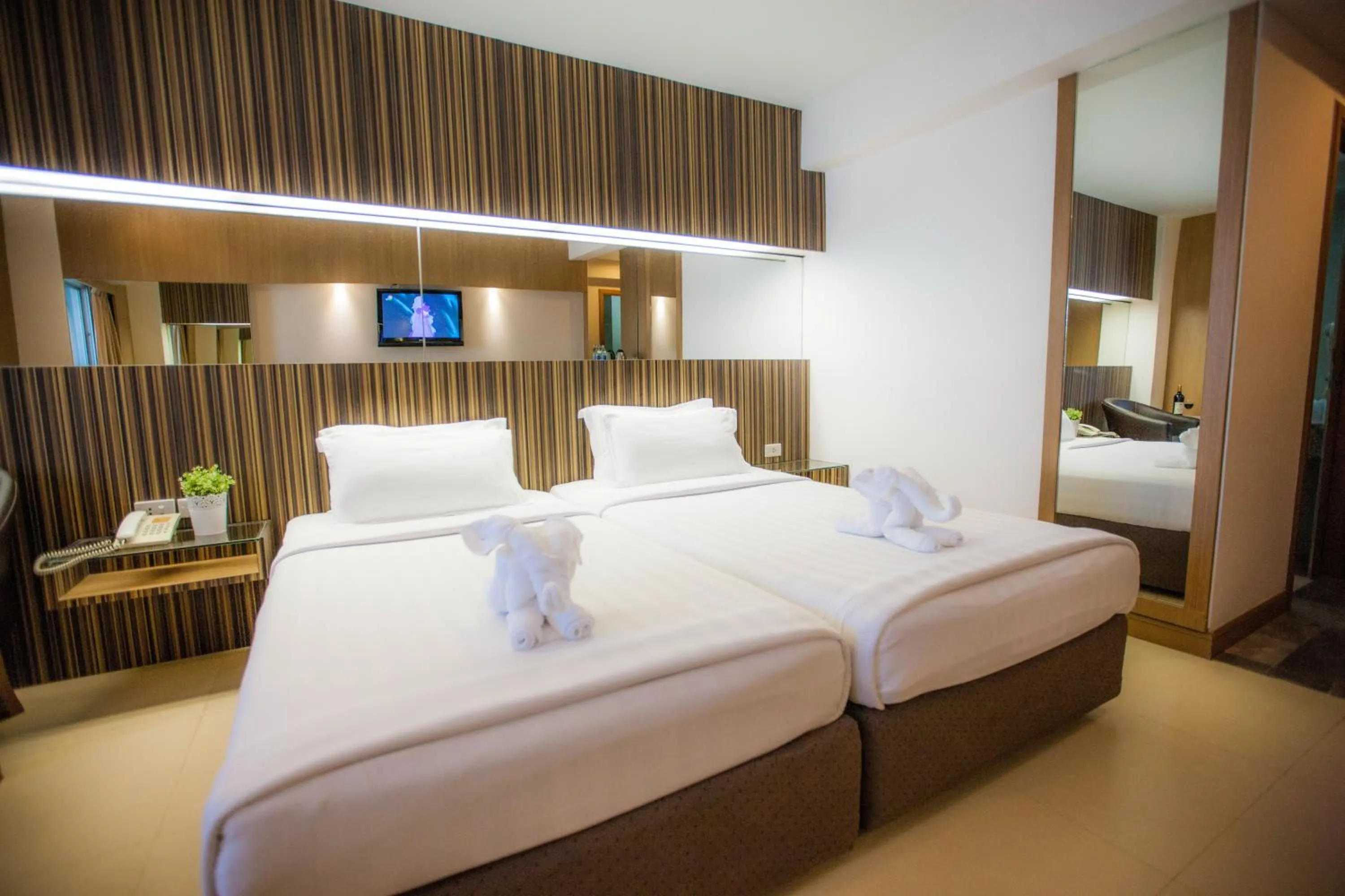 Photo of the whole room, Bed in Golden City Rayong Hotel