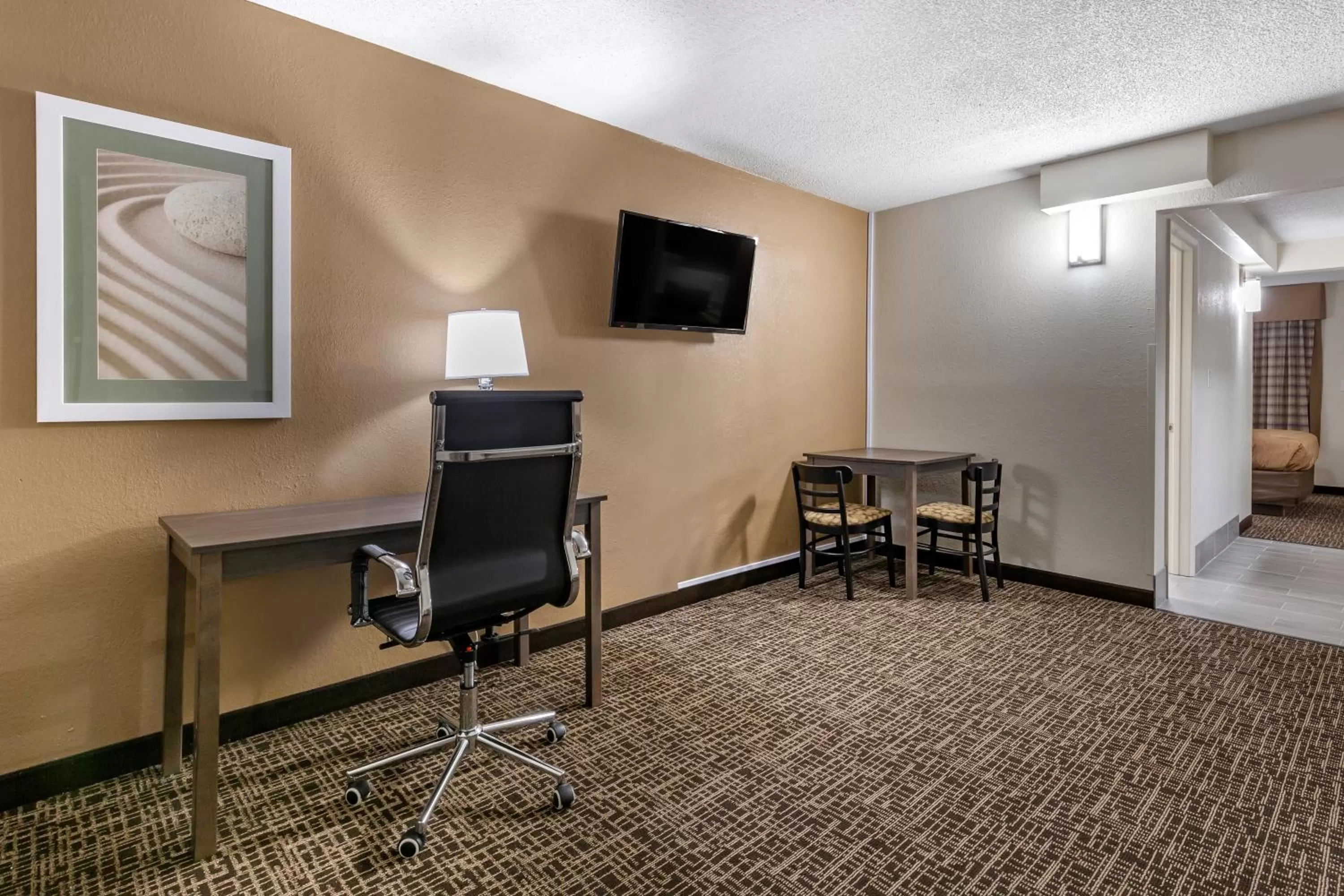 TV and multimedia in Quality Inn & Suites Spring Lake - Fayetteville near Fort Bragg