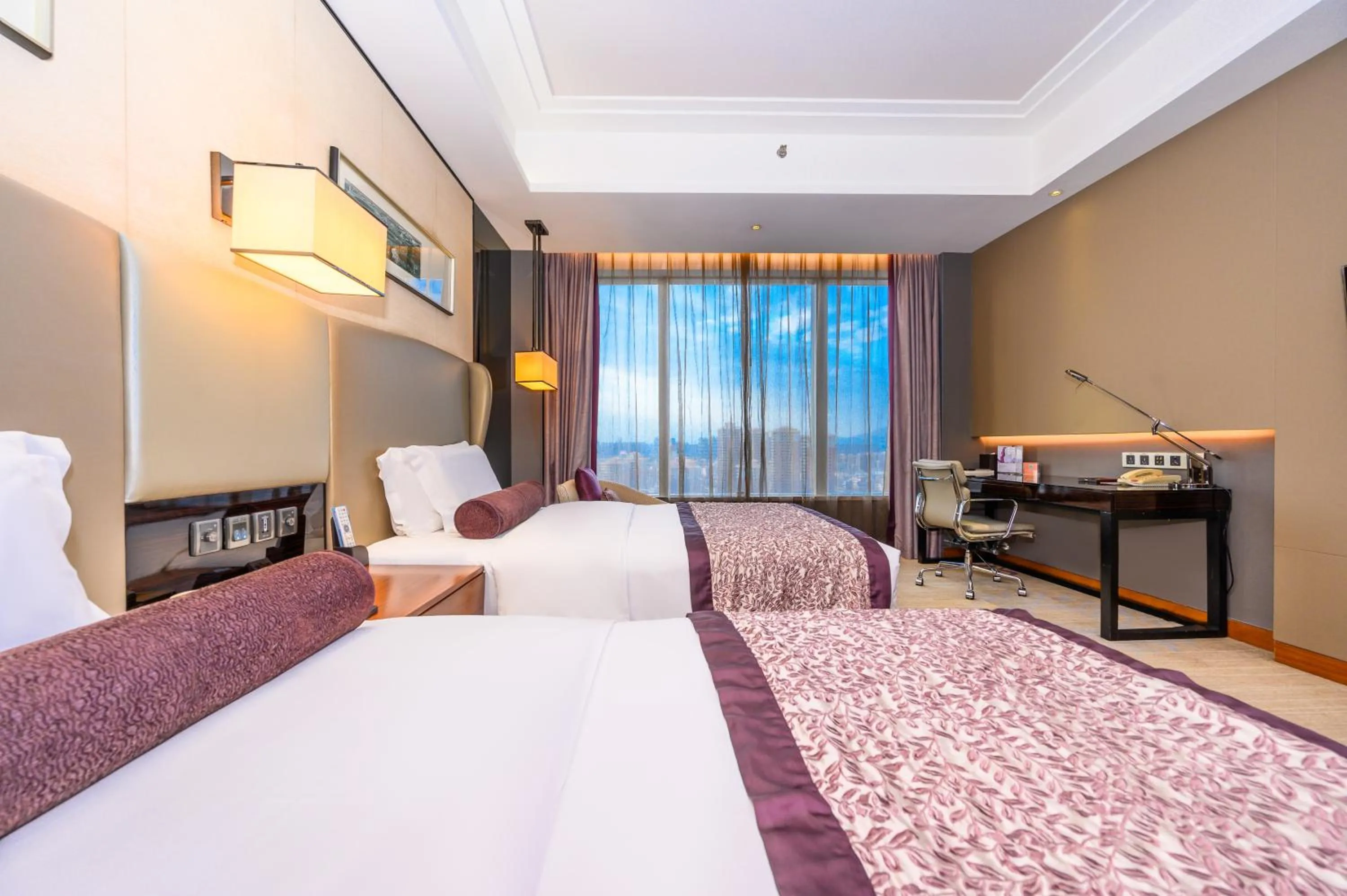 Bed in Crowne Plaza Huizhou by IHG