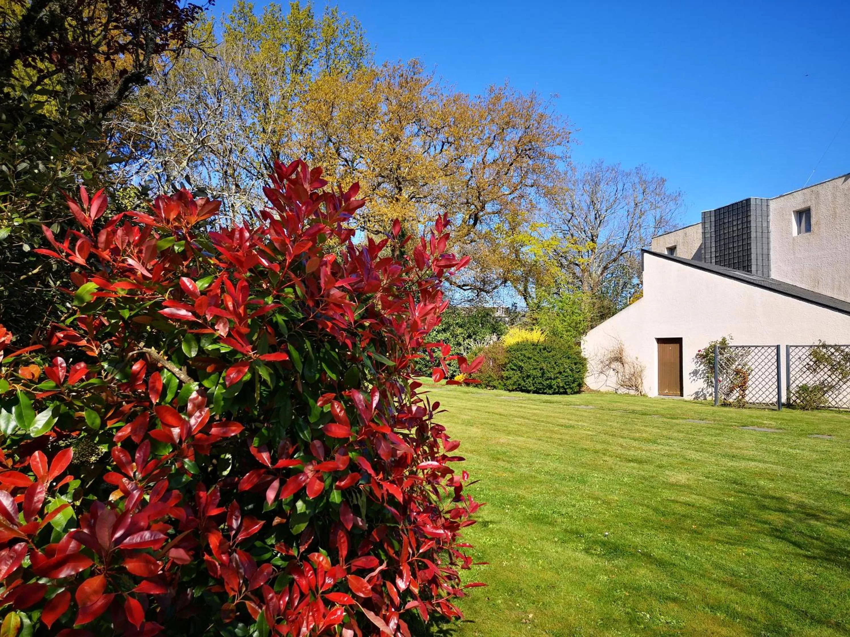 Garden in Best Western Auray le Loch