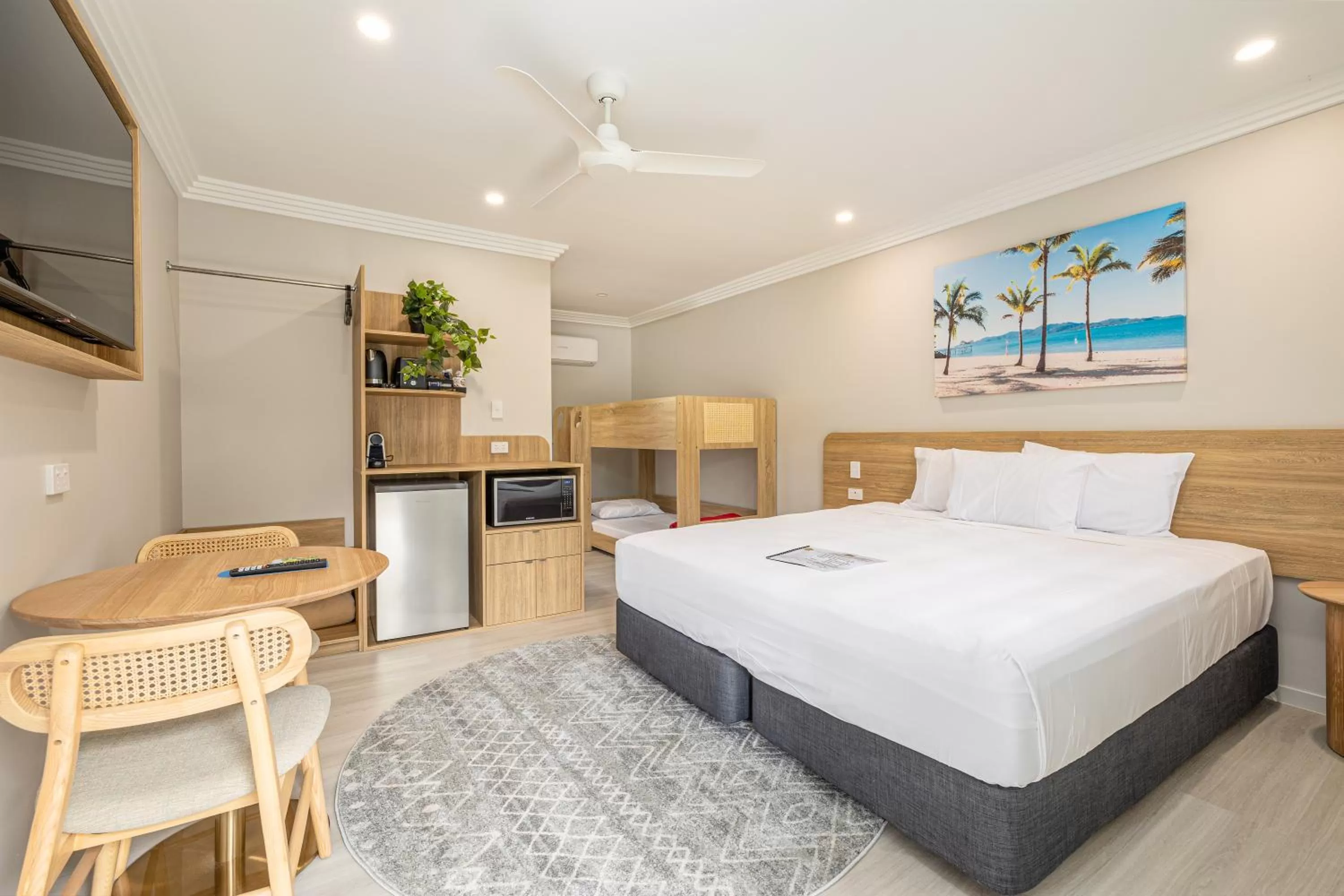 Photo of the whole room, Bed in Seagulls