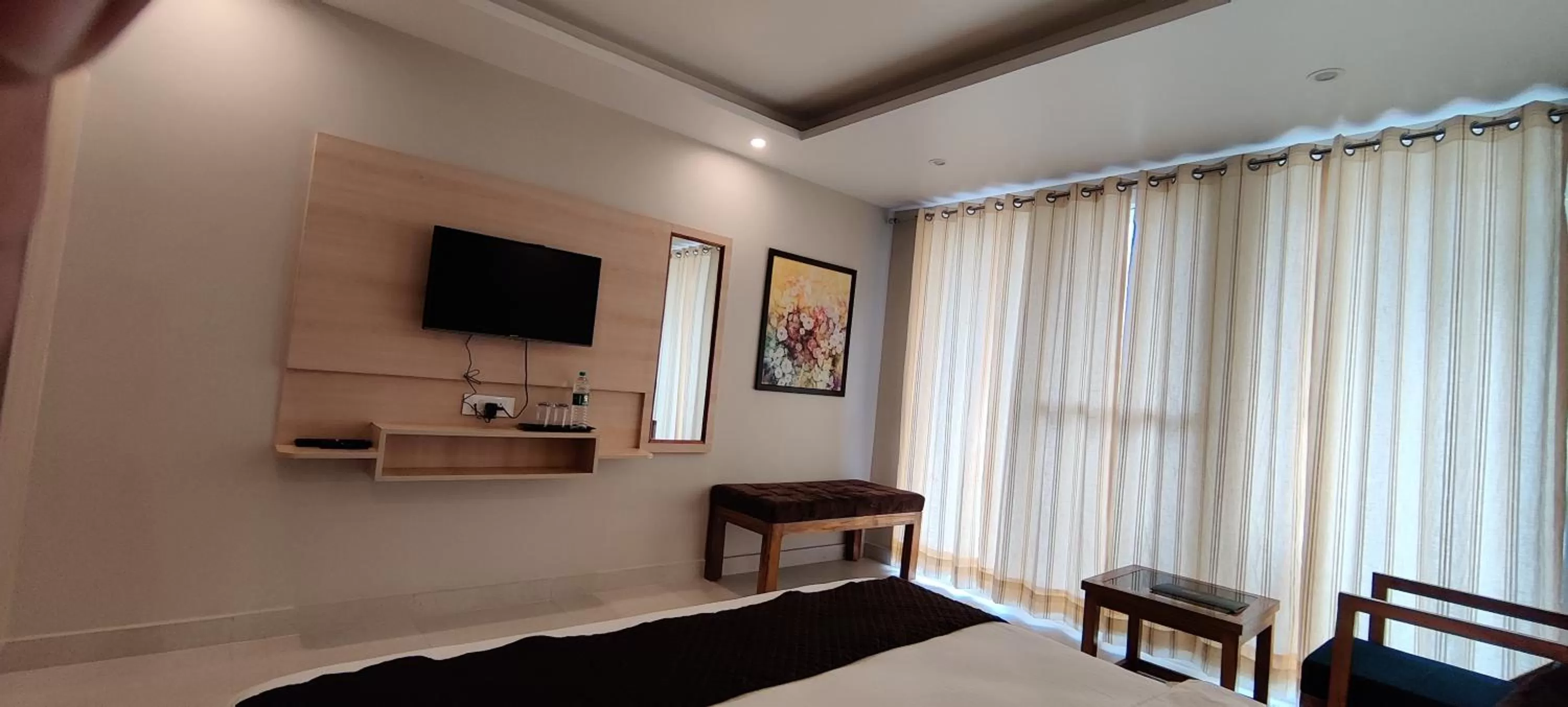 Bed, TV/Entertainment Center in Punyah Residency Rishikesh
