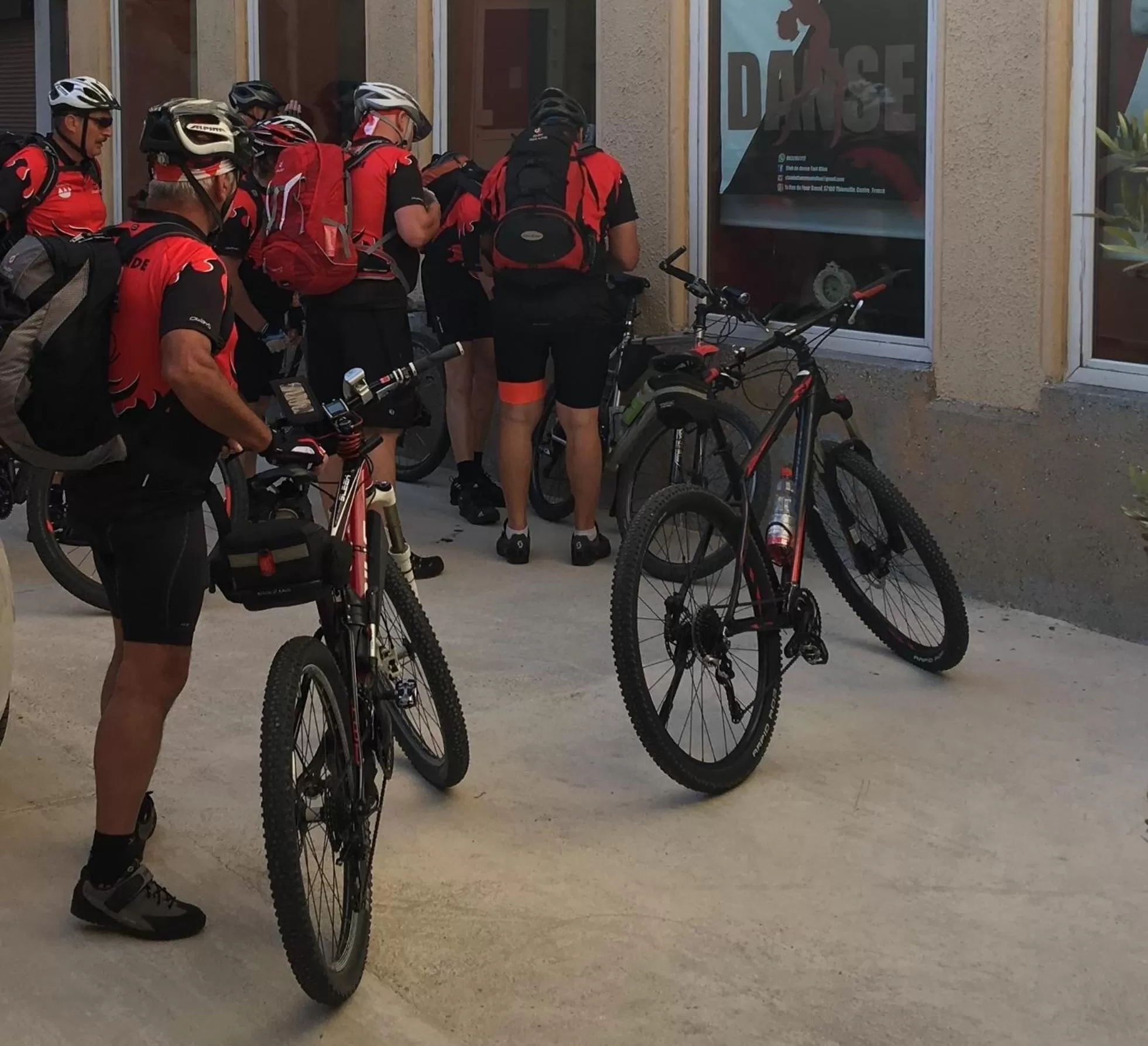 group of guests in Logis-Hôtel des Oliviers