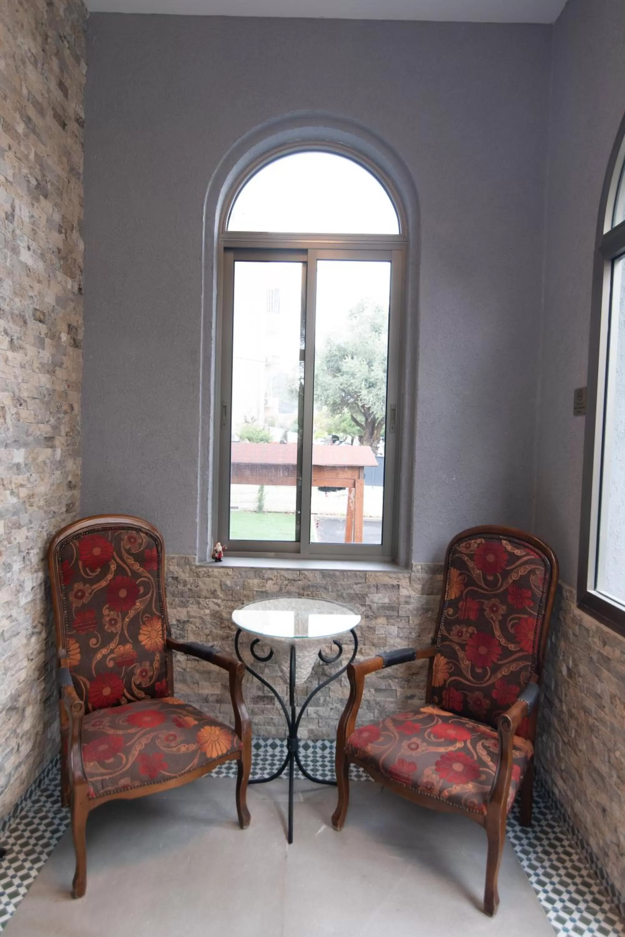 Seating area in Luxury Room Bahai's Garden